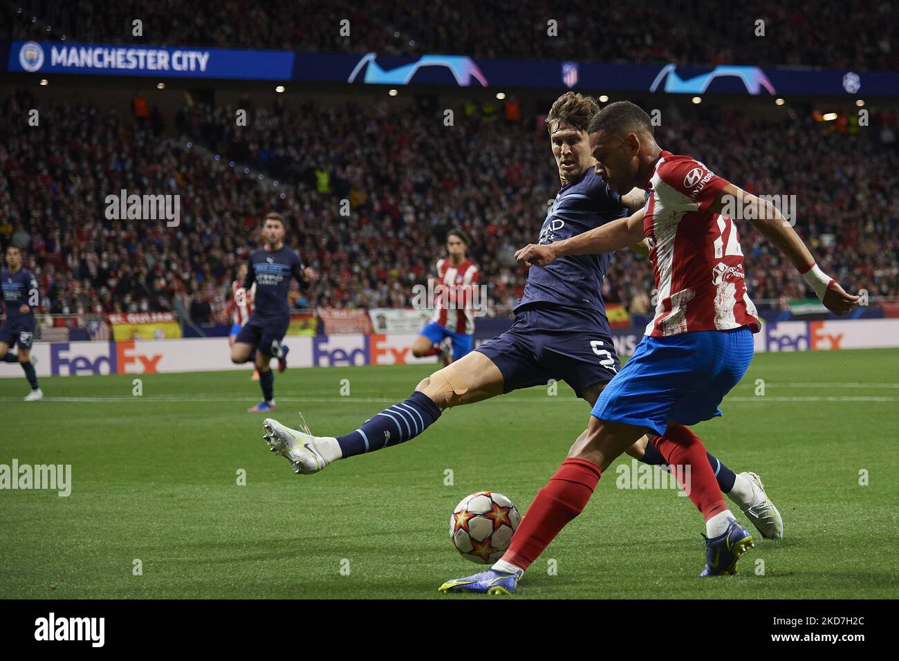 Renan Lodi von Atletico Madrid hat beim UEFA Champions League Quarter Final Leg Two Spiel zwischen Atletico Madrid und Manchester City am 13. April 2022 in Wanda Metropolitano in Madrid, Spanien, die Spitze von John Stones von Manchester City überholt. (Foto von Jose Breton/Pics Action/NurPhoto) Stockfoto