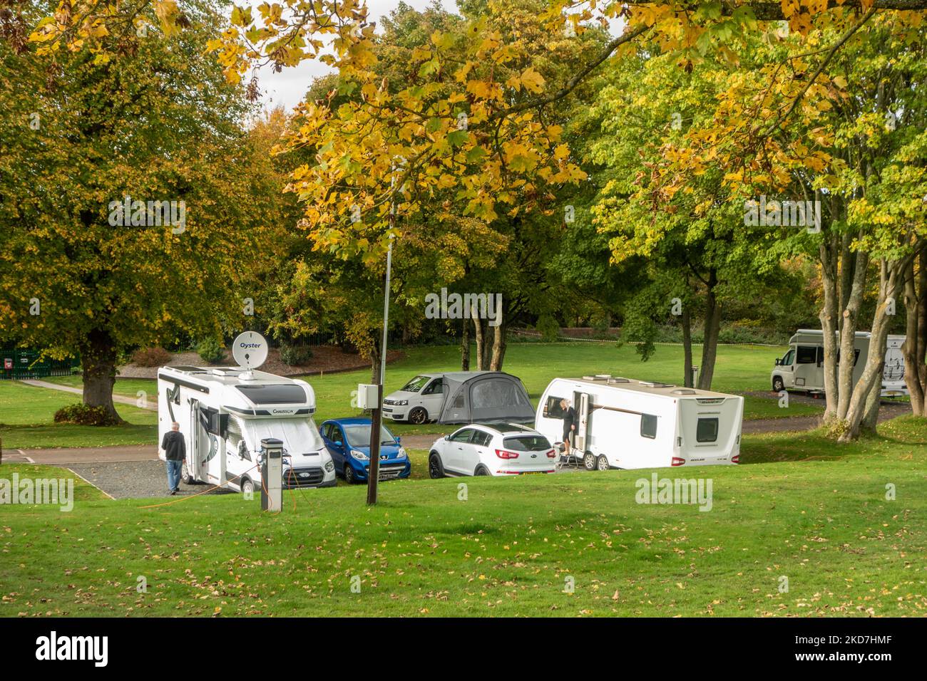 Wohnwagen und Reisemobile wurden auf dem Gelände des Caravan and Camping Club in Wolverley Worcestershire aufgestellt Stockfoto