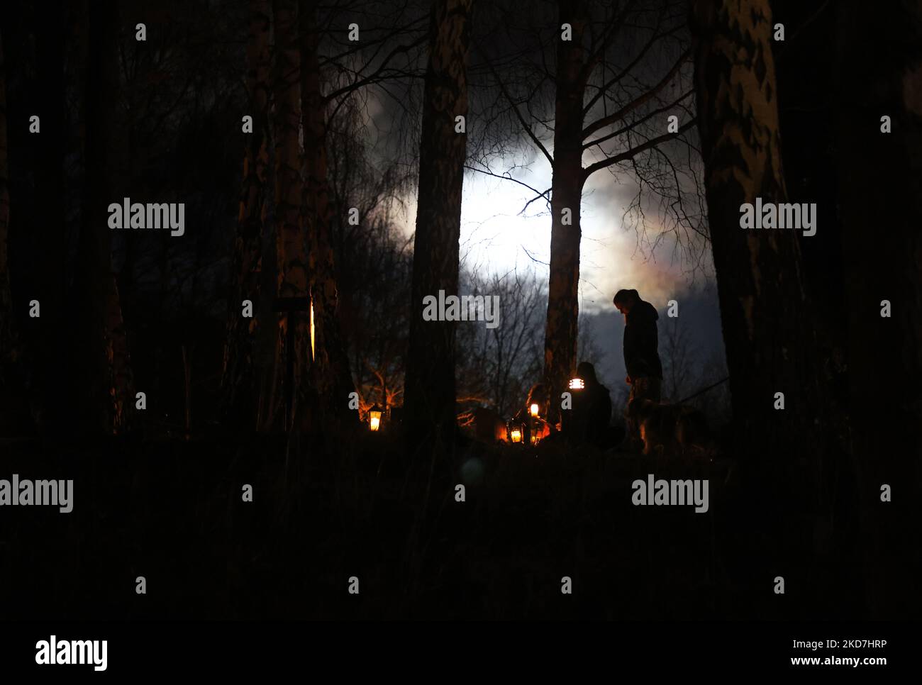 Motala, Schweden. 5., November 2022. Allerheiligen am Samstagabend auf dem Motala Friedhof in Motala, Schweden. Viele hatten Kerzen angezündet, um die verstorbenen Angehörigen zu ehren. Quelle: Jeppe Gustafsson/Alamy Live News Stockfoto