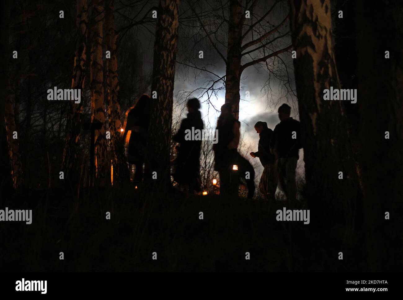 Motala, Schweden. 5., November 2022. Allerheiligen am Samstagabend auf dem Motala Friedhof in Motala, Schweden. Viele hatten Kerzen angezündet, um die verstorbenen Angehörigen zu ehren. Quelle: Jeppe Gustafsson/Alamy Live News Stockfoto