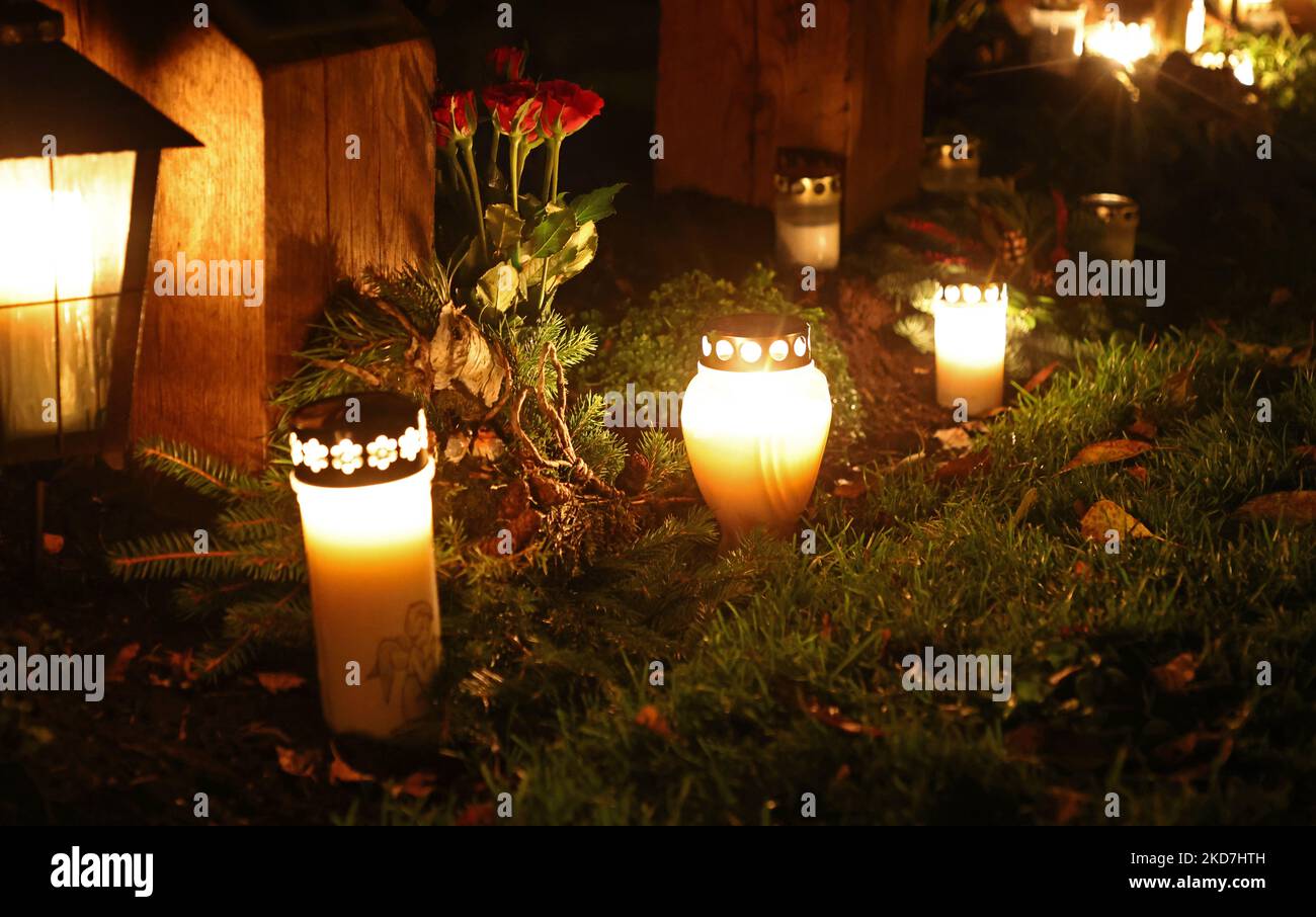 Motala, Schweden. 5., November 2022. Allerheiligen am Samstagabend auf dem Motala Friedhof in Motala, Schweden. Viele hatten Kerzen angezündet, um die verstorbenen Angehörigen zu ehren. Quelle: Jeppe Gustafsson/Alamy Live News Stockfoto