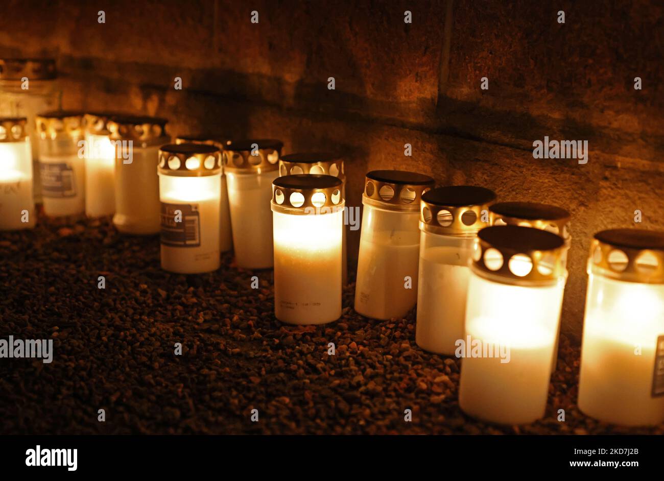 Motala, Schweden. 5., November 2022. Allerheiligen am Samstagabend auf dem Motala Friedhof in Motala, Schweden. Viele hatten Kerzen angezündet, um die verstorbenen Angehörigen zu ehren. Quelle: Jeppe Gustafsson/Alamy Live News Stockfoto