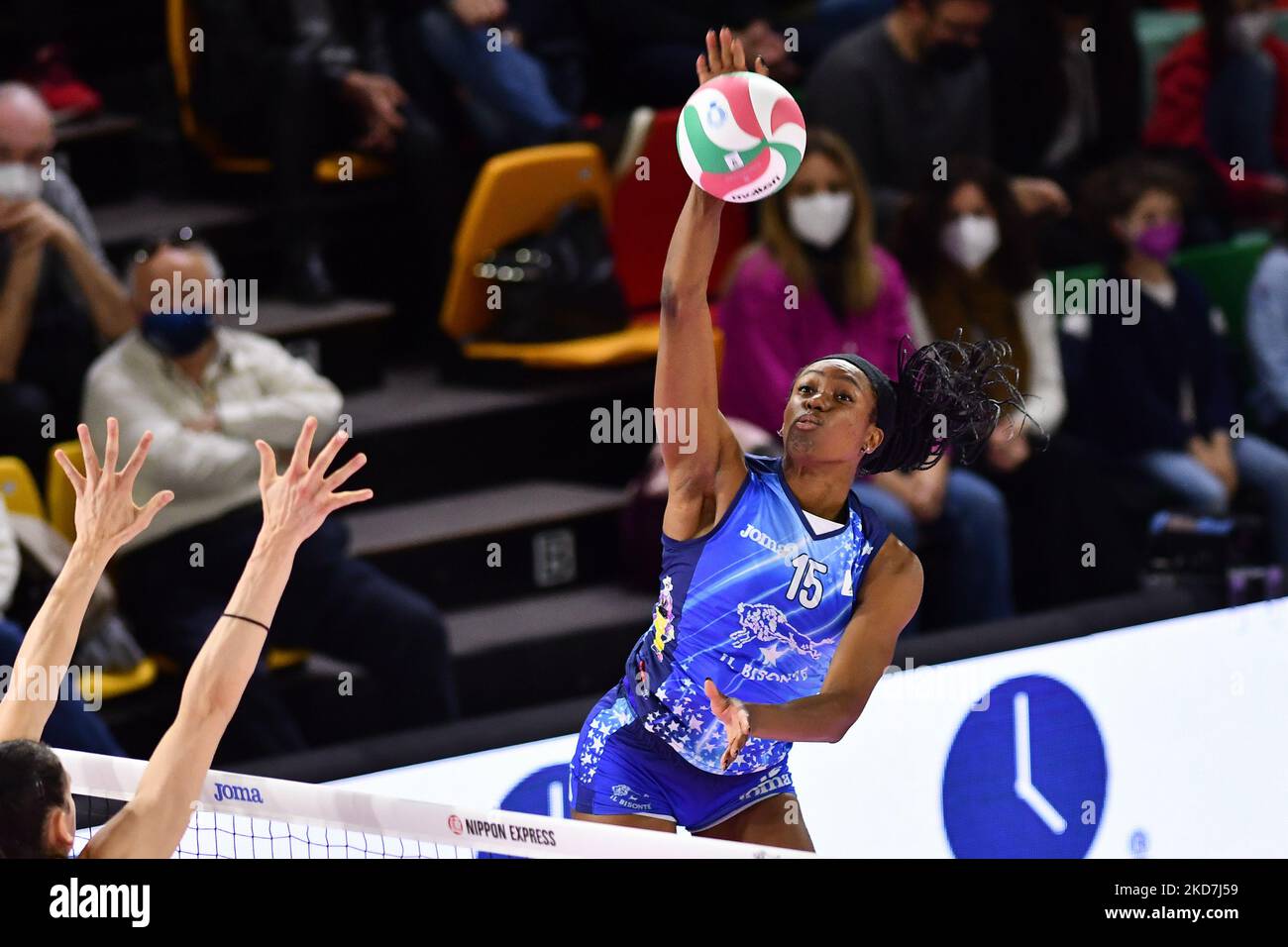 Sylvia Nwakalor (Il Bisonte Firenzone) während des Volleyball-Spiels der italienischen Serie A1 für Frauen - Il Bisonte Firenzone gegen Prosecco Doc Imoco Volley Conegliano am 13. April 2022 im Pala Wanny in Florenz, Italien (Foto von Lisa Guglielmi/LiveMedia/NurPhoto) Stockfoto