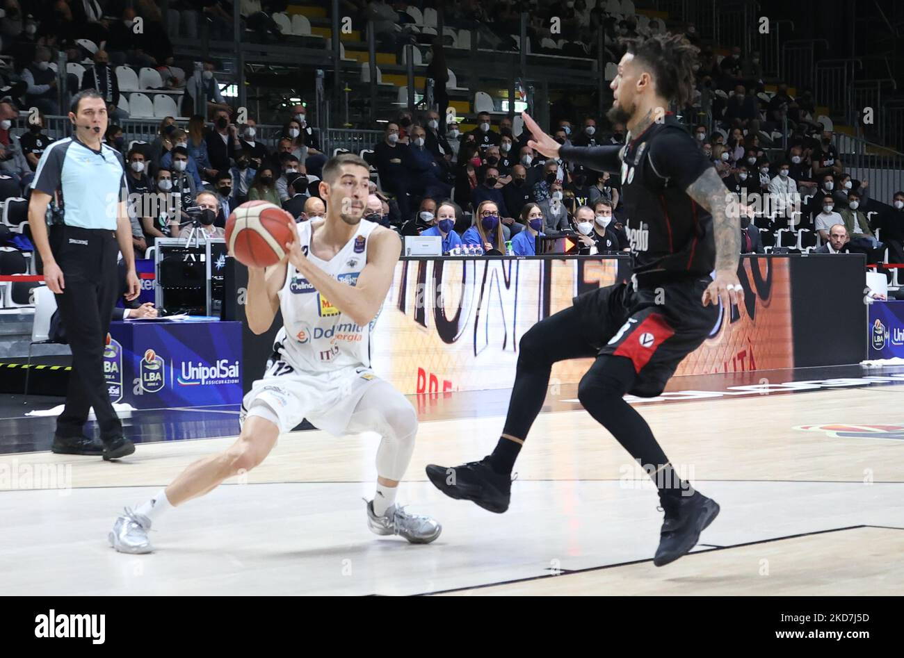 Diego Flaccadori (Dolomiti Energia Trento) während der Serie A1 italienischen LBA Basketball-Meisterschaft Spiel Segafredo Virtus Bologna gegen. Dolomiti Energia Trient in der Segafredo Arena - Bologna, 13. April 2022(Foto von Michele Nucci/LiveMedia/NurPhoto) Stockfoto