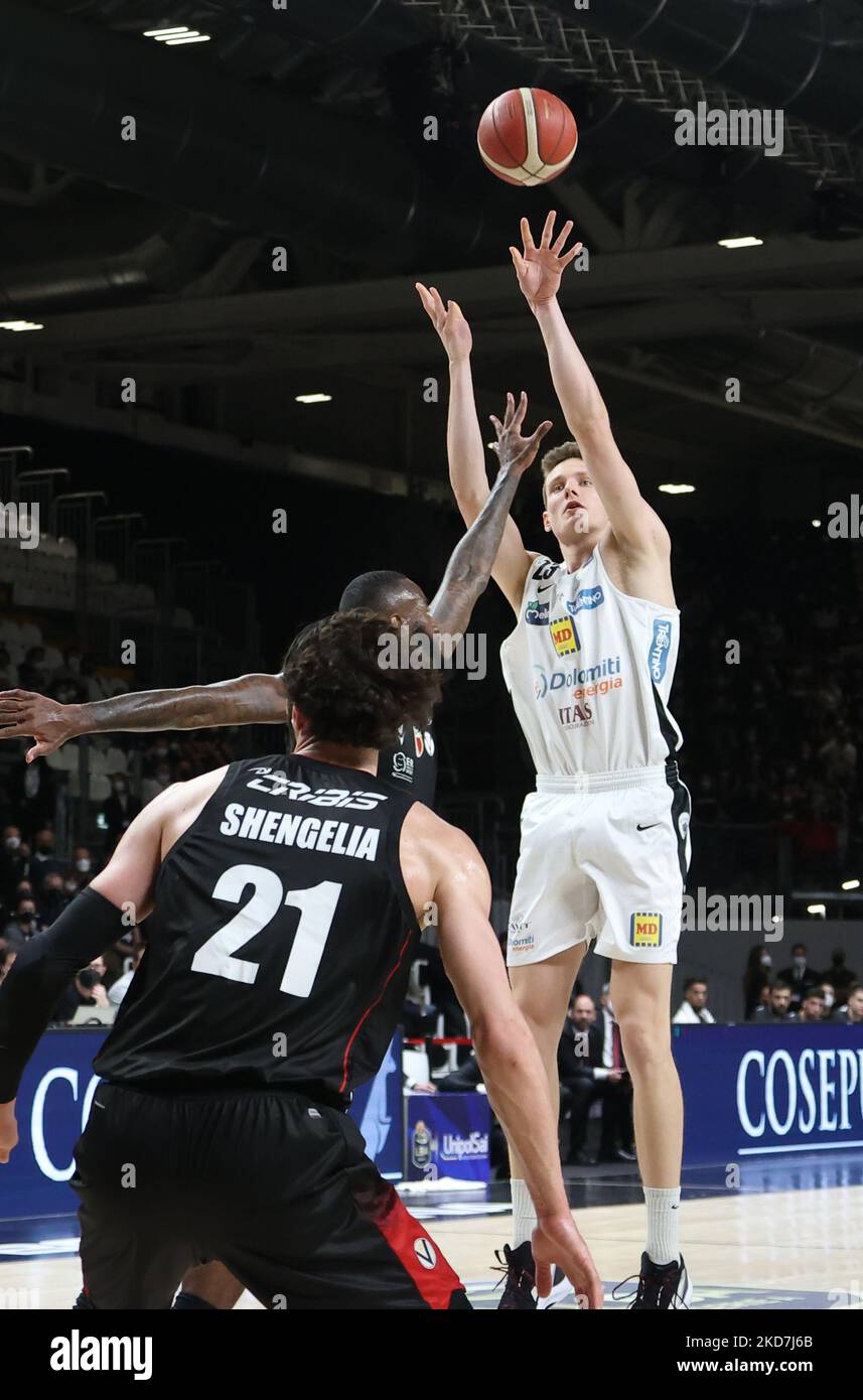 Maximilian Ladurner (Dolomiti Energia Trento) während der Serie A1 italienischen LBA Basketball-Meisterschaft Spiel Segafredo Virtus Bologna gegen. Dolomiti Energia Trient in der Segafredo Arena - Bologna, 13. April 2022(Foto von Michele Nucci/LiveMedia/NurPhoto) Stockfoto