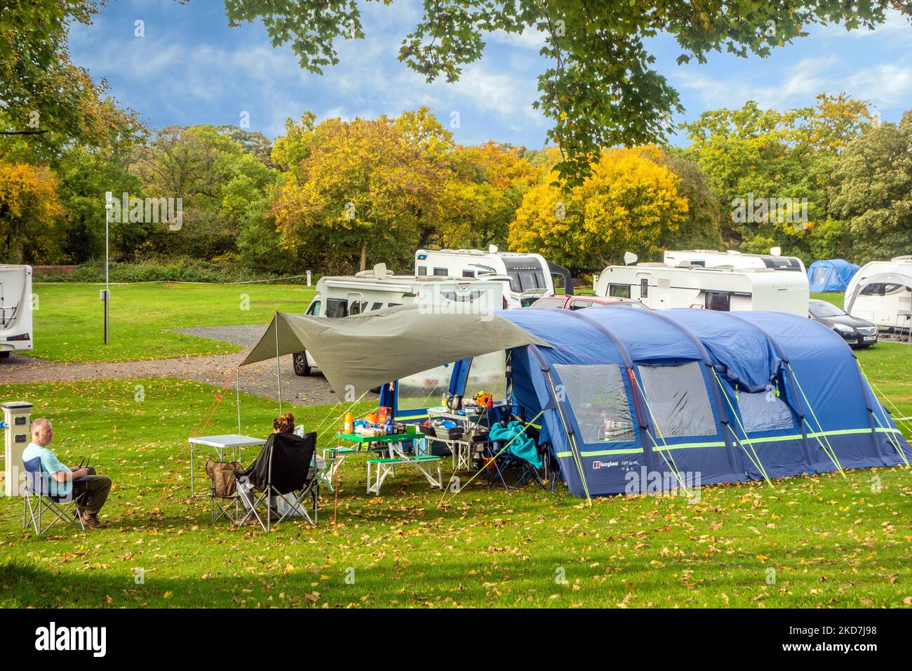 Leute zelten in der englischen Herbstzeit, saßen draußen in der Sonne auf dem Campingplatz Wolverley und Caravan Club Worcestershire England Stockfoto