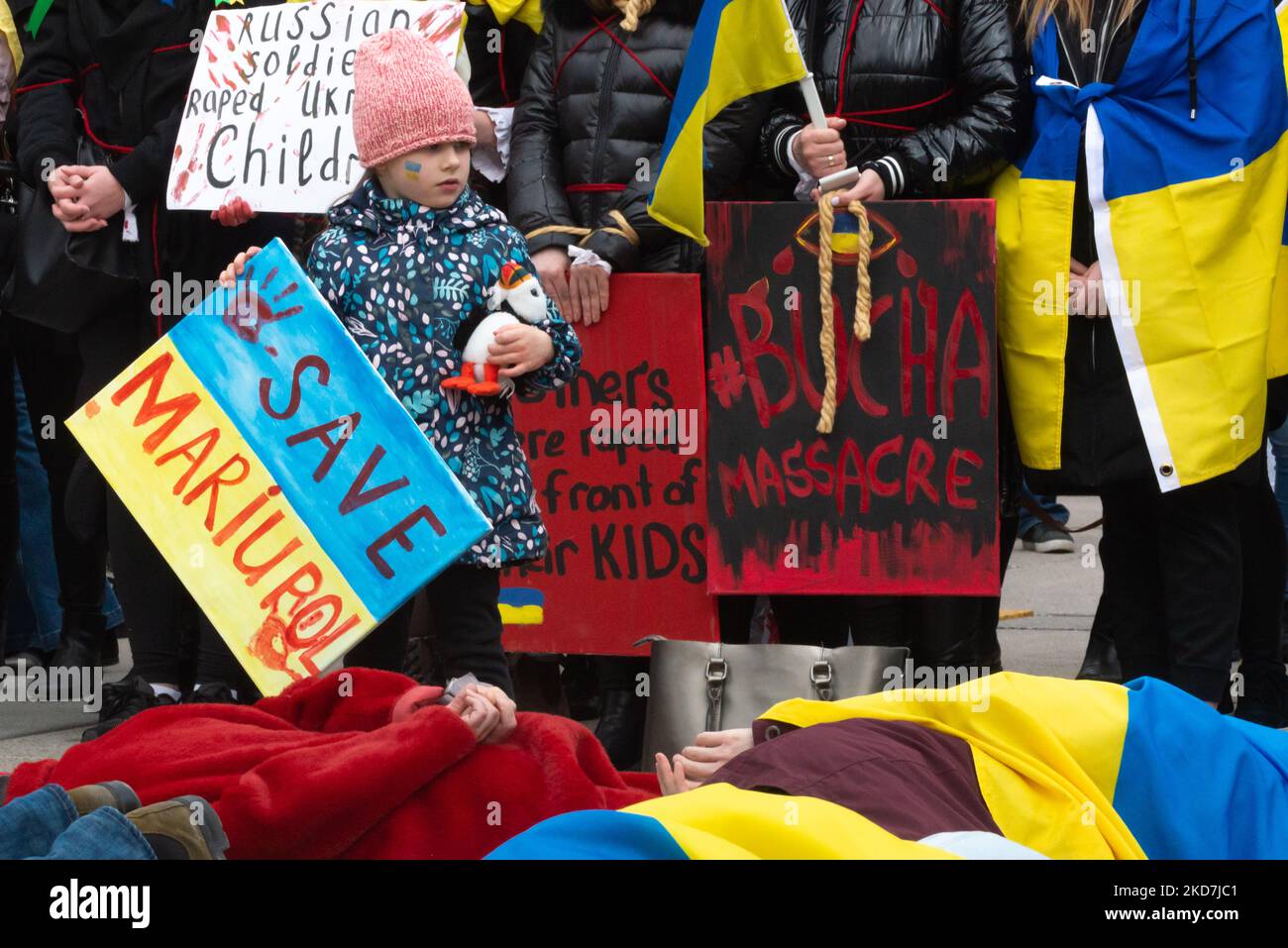 Die Menschen liegen am Boden und imitieren die Opfer des Krieges in ukrainischen Städten, in Toronto, Kanada, am 10. April 2022. Massengräber von mehr als 350 Zivilisten wurden nach der Niederlage der russischen Armee in den Kiewer Vororten Bucha, Irpin und Moschun gefunden (Foto: Anatolij Tscherkasow/NurPhoto) Stockfoto