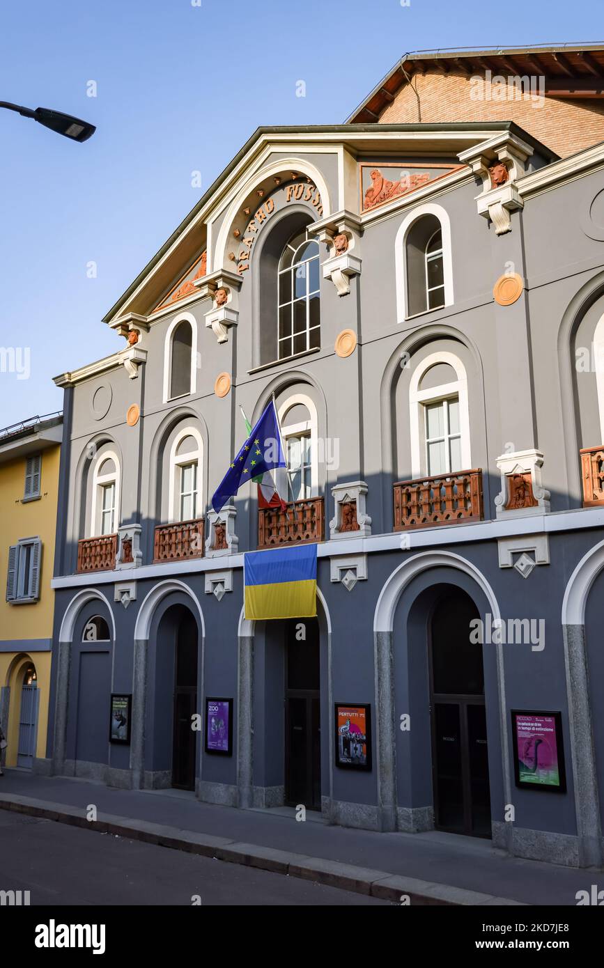 Das Schreiben Mariupol vor dem Piccolo Teatro Strehler, um an das