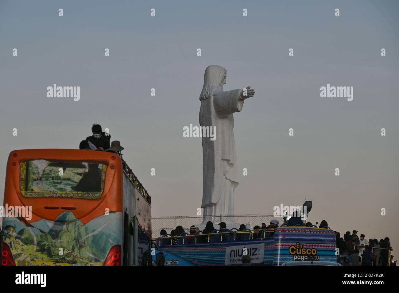 Tourbusse mit Touristen auf dem Hügel neben Cristo Blanco, einer großen Statue von Jesus Christus mit Blick auf die Stadt Cusco. Der Gründonnerstag ist ein Tag frei für viele Einwohner von Cusco, die mit ihren Familien Orte besuchen, die mit der Tradition der Karwoche in Verbindung stehen. Am Donnerstag, den 14. April 2022, in Cusco, Peru. (Foto von Artur Widak/NurPhoto) Stockfoto