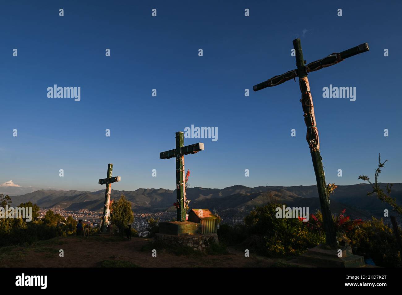 Der Hügel mit den drei Kreuzen in Cusco, neben Cristo Blanco, eine große Statue von Jesus Christus. Der Gründonnerstag ist ein Tag frei für viele Einwohner von Cusco, die mit ihren Familien Orte besuchen, die mit der Tradition der Karwoche in Verbindung stehen. Am Donnerstag, den 14. April 2022, in Cusco, Peru. (Foto von Artur Widak/NurPhoto) Stockfoto