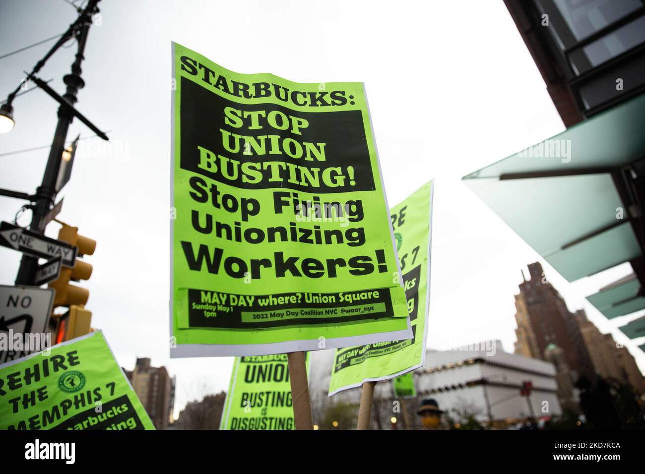 Am 14. April 2022 sammelte sich eine Koalition von Arbeitnehmerrechtsgruppen vor dem Penthouse von Starbucks CEO Howard Schultz in der West 11. Street 155 in New York City. Dazu gehören die Amazonas-Arbeiterunion, die Koalition schwarzer Gewerkschafter, die Koalition der Frauen in der Arbeiterunion und Teamsters Local 808. (Foto von Karla Ann Cote/NurPhoto) Stockfoto