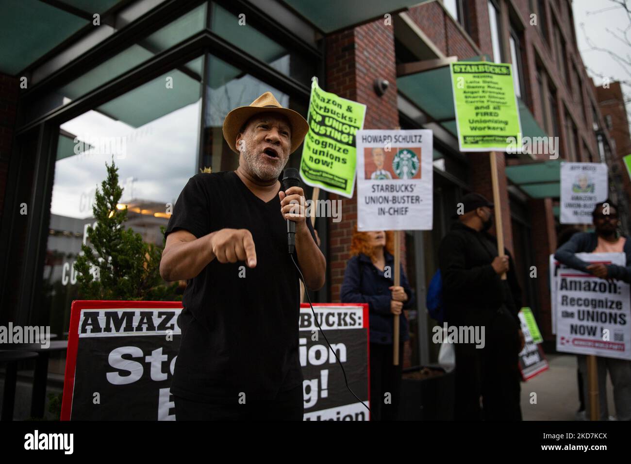 Am 14. April 2022 sammelte sich eine Koalition von Arbeitnehmerrechtsgruppen vor dem Penthouse von Starbucks CEO Howard Schultz in der West 11. Street 155 in New York City. Dazu gehören die Amazonas-Arbeiterunion, die Koalition schwarzer Gewerkschafter, die Koalition der Frauen in der Arbeiterunion und Teamsters Local 808. (Foto von Karla Ann Cote/NurPhoto) Stockfoto