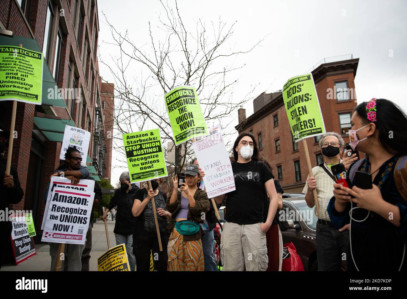 Am 14. April 2022 sammelte sich eine Koalition von Arbeitnehmerrechtsgruppen vor dem Penthouse von Starbucks CEO Howard Schultz in der West 11. Street 155 in New York City. Dazu gehören die Amazonas-Arbeiterunion, die Koalition schwarzer Gewerkschafter, die Koalition der Frauen in der Arbeiterunion und Teamsters Local 808. (Foto von Karla Ann Cote/NurPhoto) Stockfoto