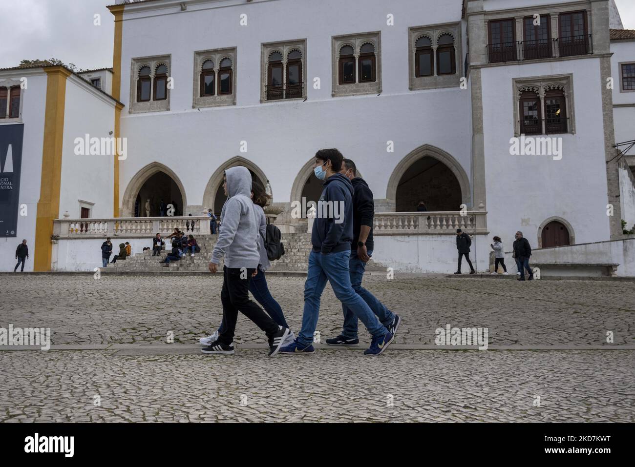 Die Menschen werden gesehen, wie sie durch die verschiedenen Bezirke der historischen Gegend von Sintra wandern. 13. April 2022. Das Europäische Zentrum für die Prävention und die Kontrolle von Krankheiten hat gerade die neueste Karte des Fortschreitens der COVID-19-Infektionen veröffentlicht und zeigt Portugal unverändert gegenüber den letzten Wochen, immer noch in Dunkelrot. (Foto von Jorge Mantilla/NurPhoto) Stockfoto