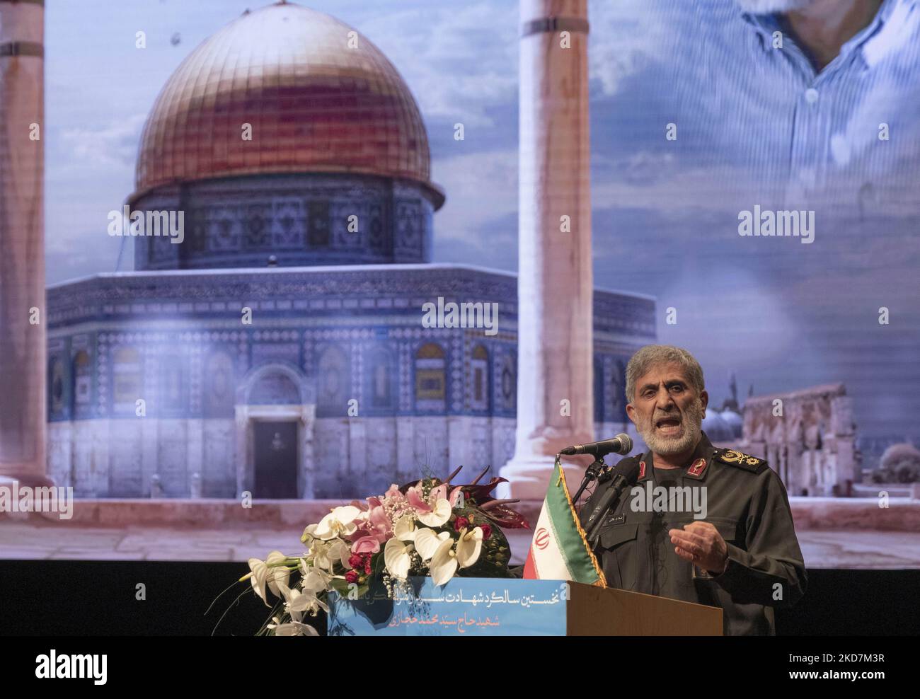 Esmail Qaani, Kommandant der Quds Force der Islamischen Revolutionsgarde (IRGC) des Iran, streicht am 14. April 2022 während einer Zeremonie im Gebäude des iranischen Innenministeriums in der Innenstadt von Teheran neben einem Bild der Al-Aqsa-Moschee. (Foto von Morteza Nikoubazl/NurPhoto) Stockfoto