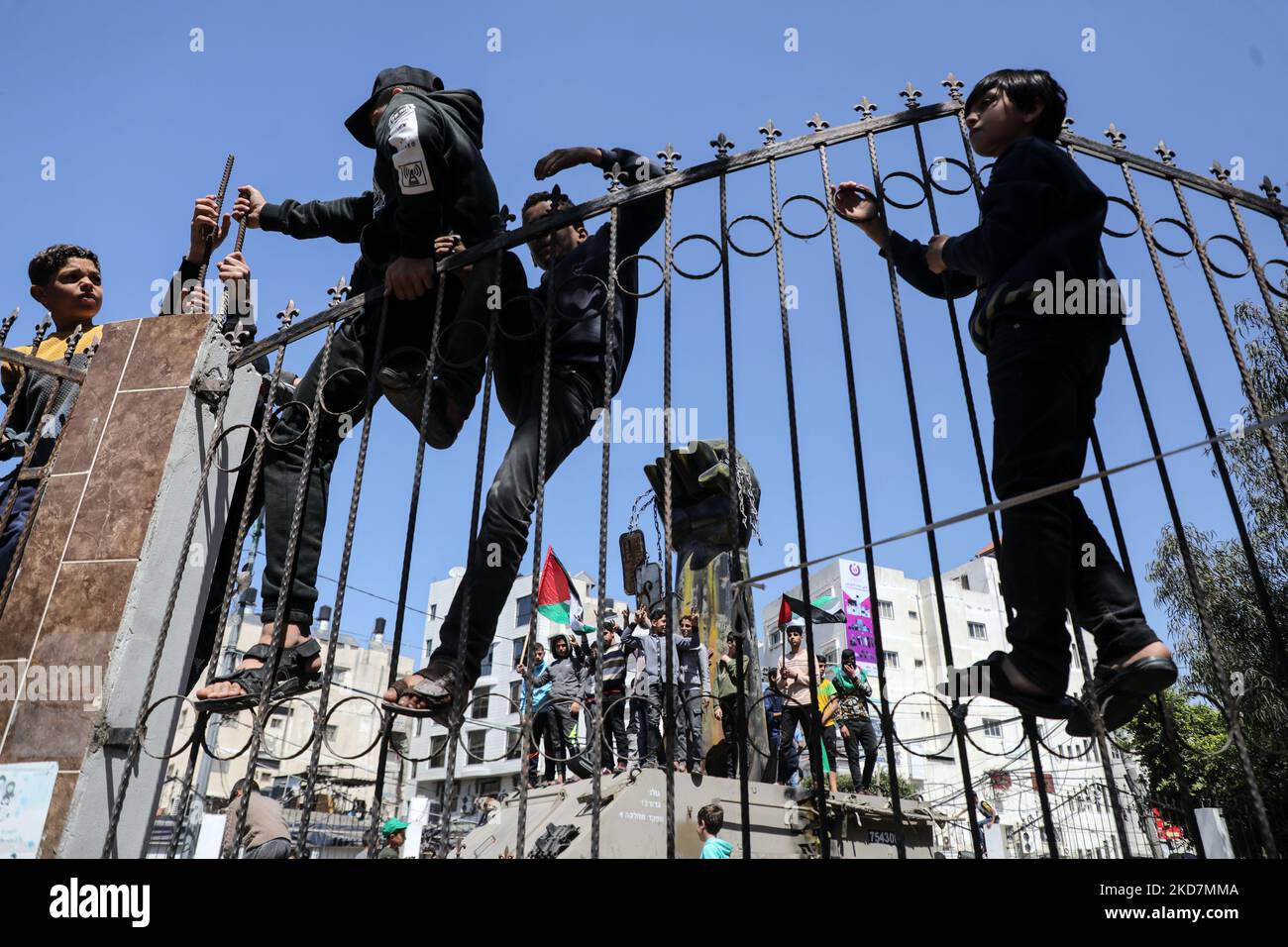 Anhänger der palästinensischen Hamas und der Gruppe des Islamischen Dschihad versammeln sich am 15. April 2022, um ihre Unterstützung für die Al-Aqsa Moschee in der Altstadt von Jerusalem in Gaza-Stadt auszudrücken. - Mehr als 100 Menschen wurden durch neue Gewalt verletzt, die nach drei angespannten Wochen tödlicher Gewalt in Israel und im besetzten Westjordanland kam und sich das jüdische Passahfest und das christliche Ostern mit dem muslimischen heiligen Monat Ramadan überschneiden. (Foto von Majdi Fathi/NurPhoto) Stockfoto