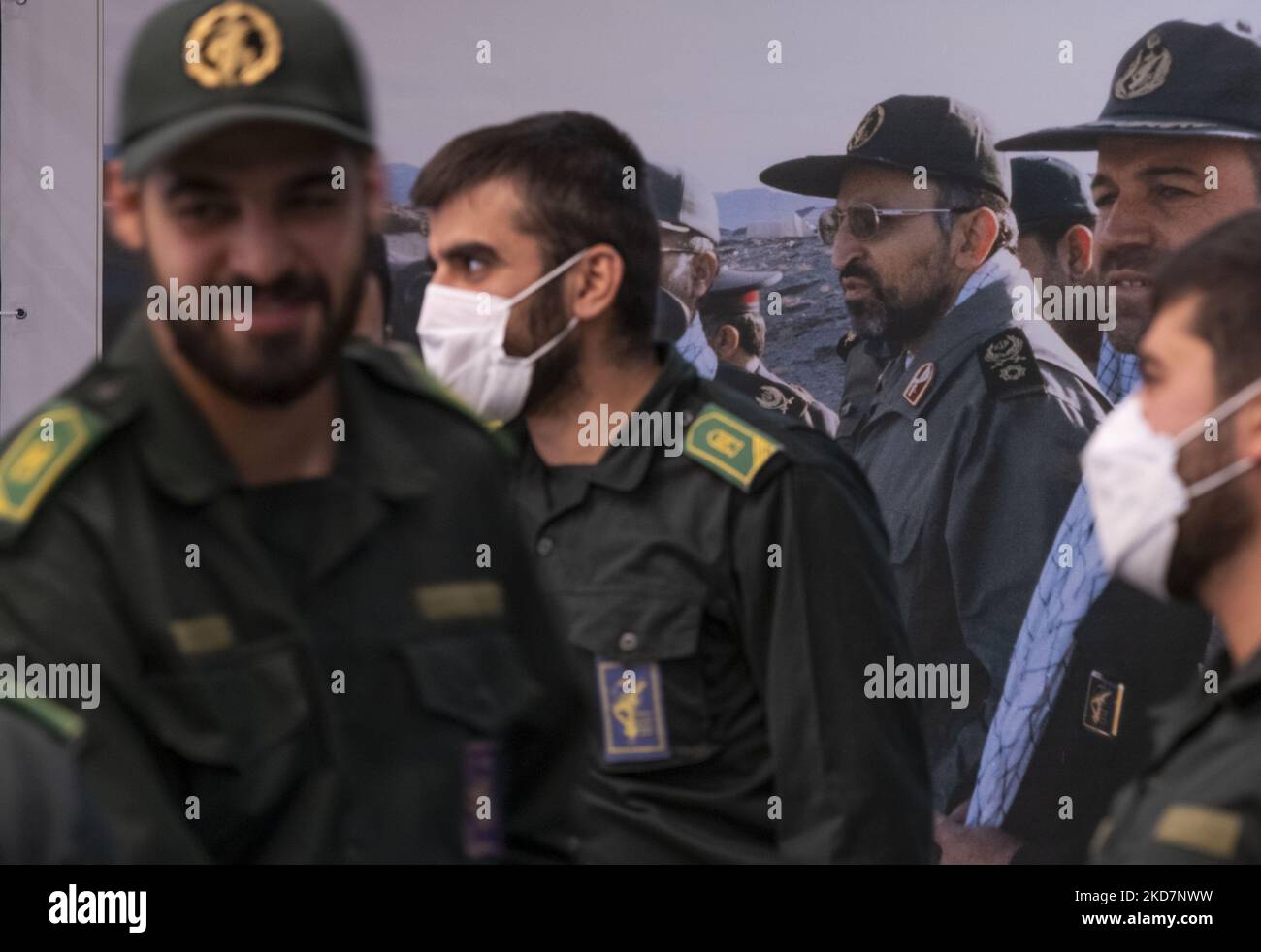Das iranische Militärpersonal der Islamischen Revolutionsgarde (IRGC) steht nach einer Zeremonie im Gebäude des iranischen Innenministeriums in der Innenstadt von Teheran am 14. April 2022 vor einem Porträt des ehemaligen Kommandanten der paramilitärischen Streitkräfte der Basidsch, Mohammad Hossein-Zadeh Hejazi. (Foto von Morteza Nikoubazl/NurPhoto) Stockfoto