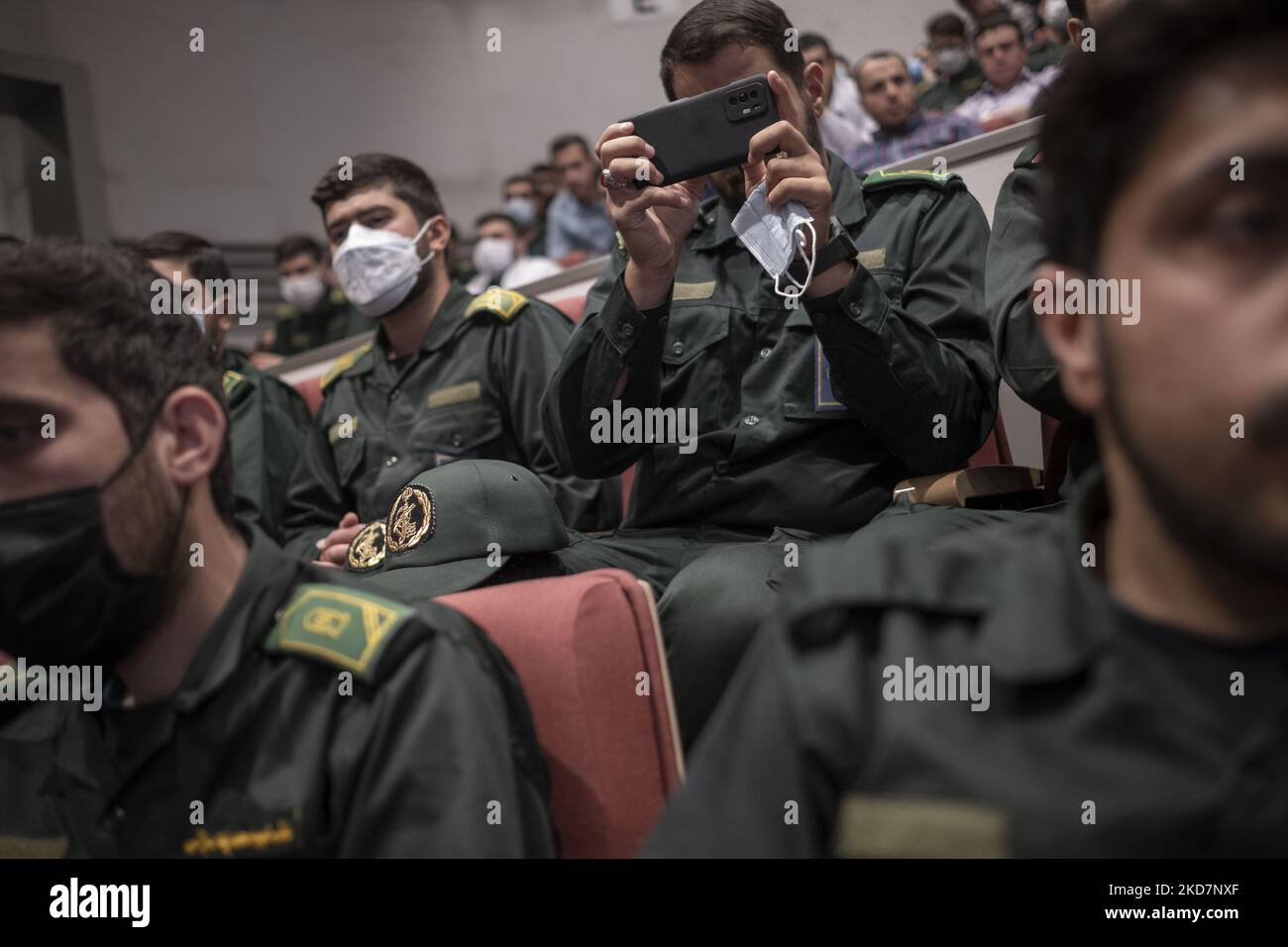 Das iranische Korps der Islamischen Revolutionsgarde (IRGC) verwendet sein Smartphone, während es an einer Zeremonie teilnimmt, um die Erinnerung an den ehemaligen Kommandanten der paramilitärischen Basidsch-Streitkräfte, Mohammad Hossein-Zadeh Hejazi, im Gebäude des iranischen Innenministeriums in der Innenstadt von Teheran am 14. April 2022 zu erinnern. (Foto von Morteza Nikoubazl/NurPhoto) Stockfoto