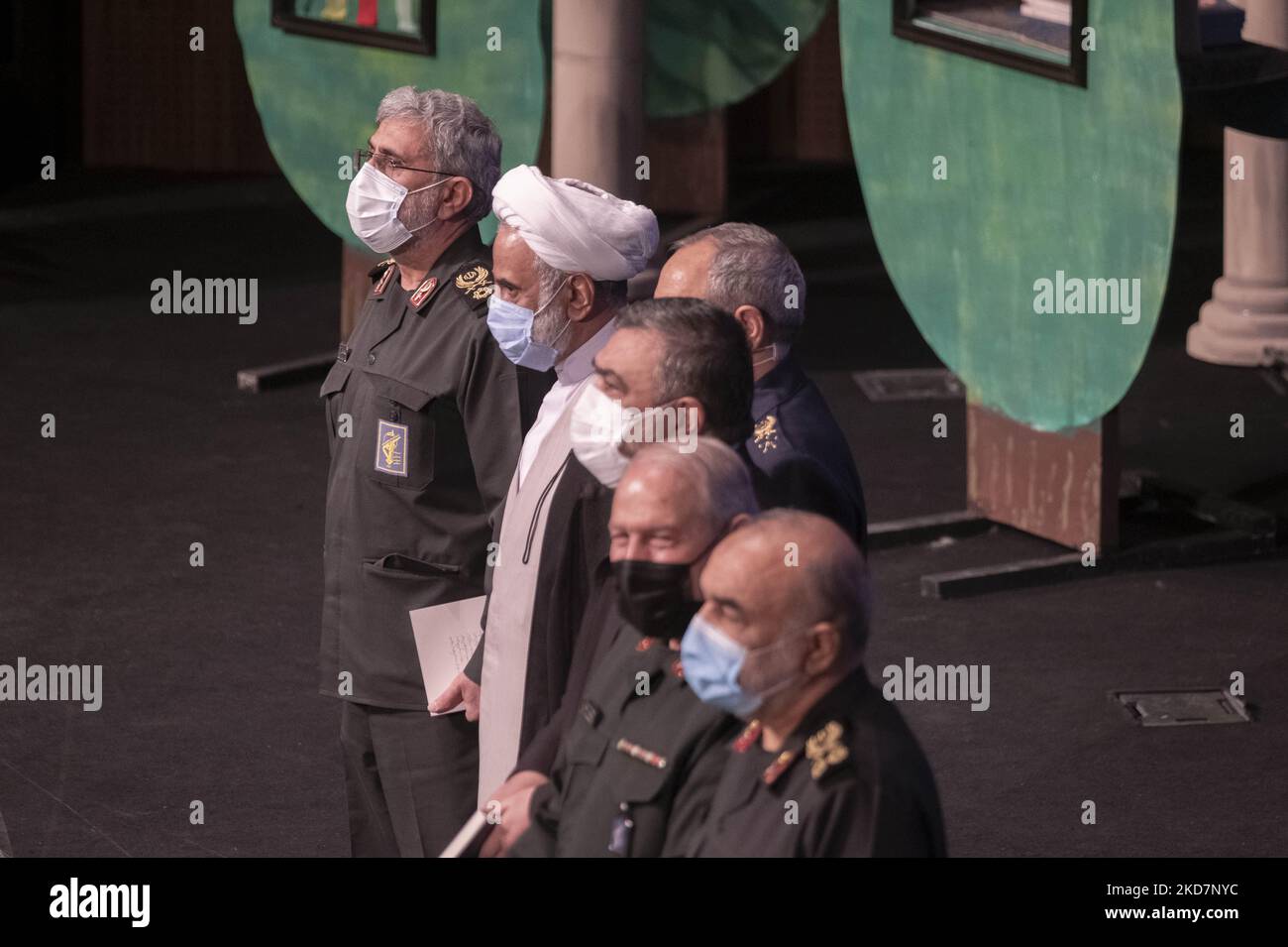 Esmail Qaani (Top), Kommandant der Quds Force der Islamischen Revolutionsgarde des Iran, blickt während einer Zeremonie neben den iranischen Militärkommandanten auf, um die Erinnerung an den ehemaligen Kommandanten der Basidsch-paramilitärischen Streitkräfte, Mohammad Hossein-Zadeh Hejazi, im Gebäude des iranischen Innenministeriums in der Innenstadt von Teheran zu erinnern. Am 14. April 2022. (Foto von Morteza Nikoubazl/NurPhoto) Stockfoto