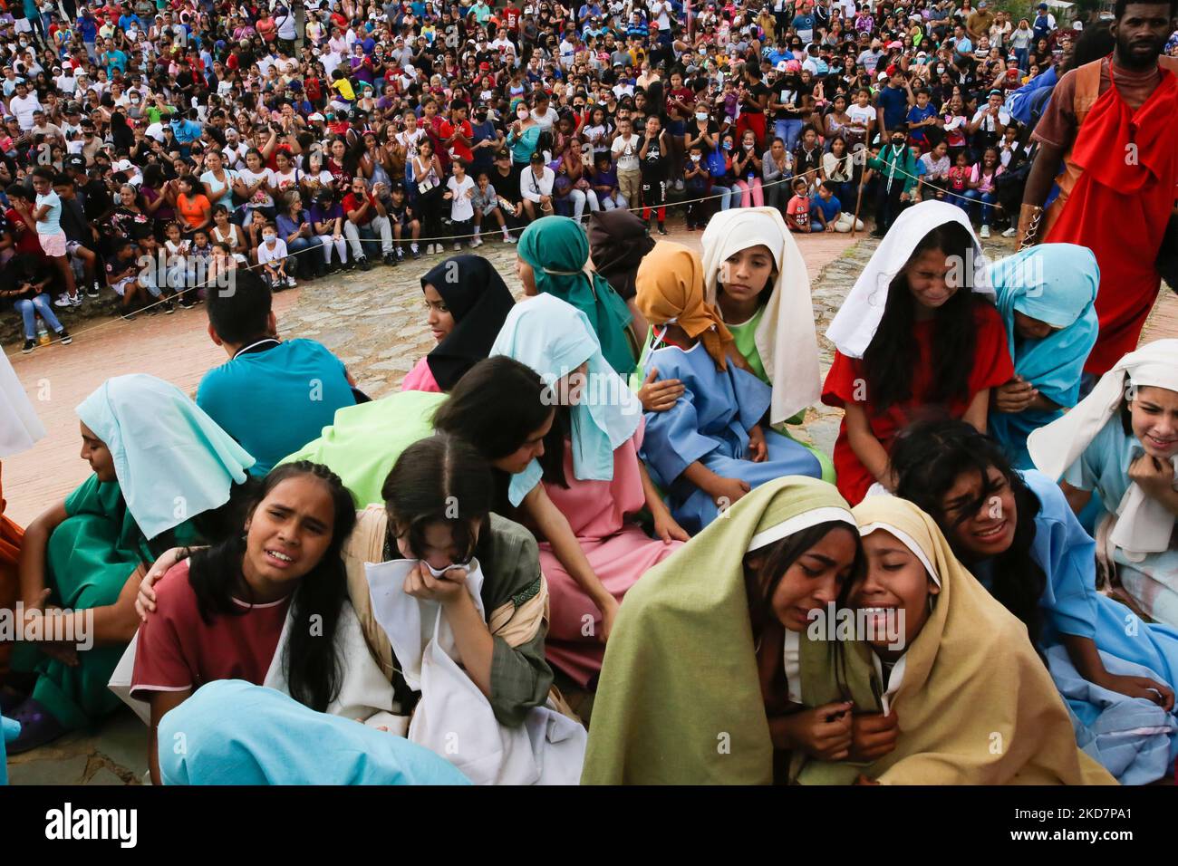 Am Karfreitag in Caracas, Venezuela, beobachten die Menschen die Nachstellung der Stationen des Kreuzes Jesu im Stadtteil Petare am 15. April 2022. (Foto von Javier Campos/NurPhoto) Stockfoto