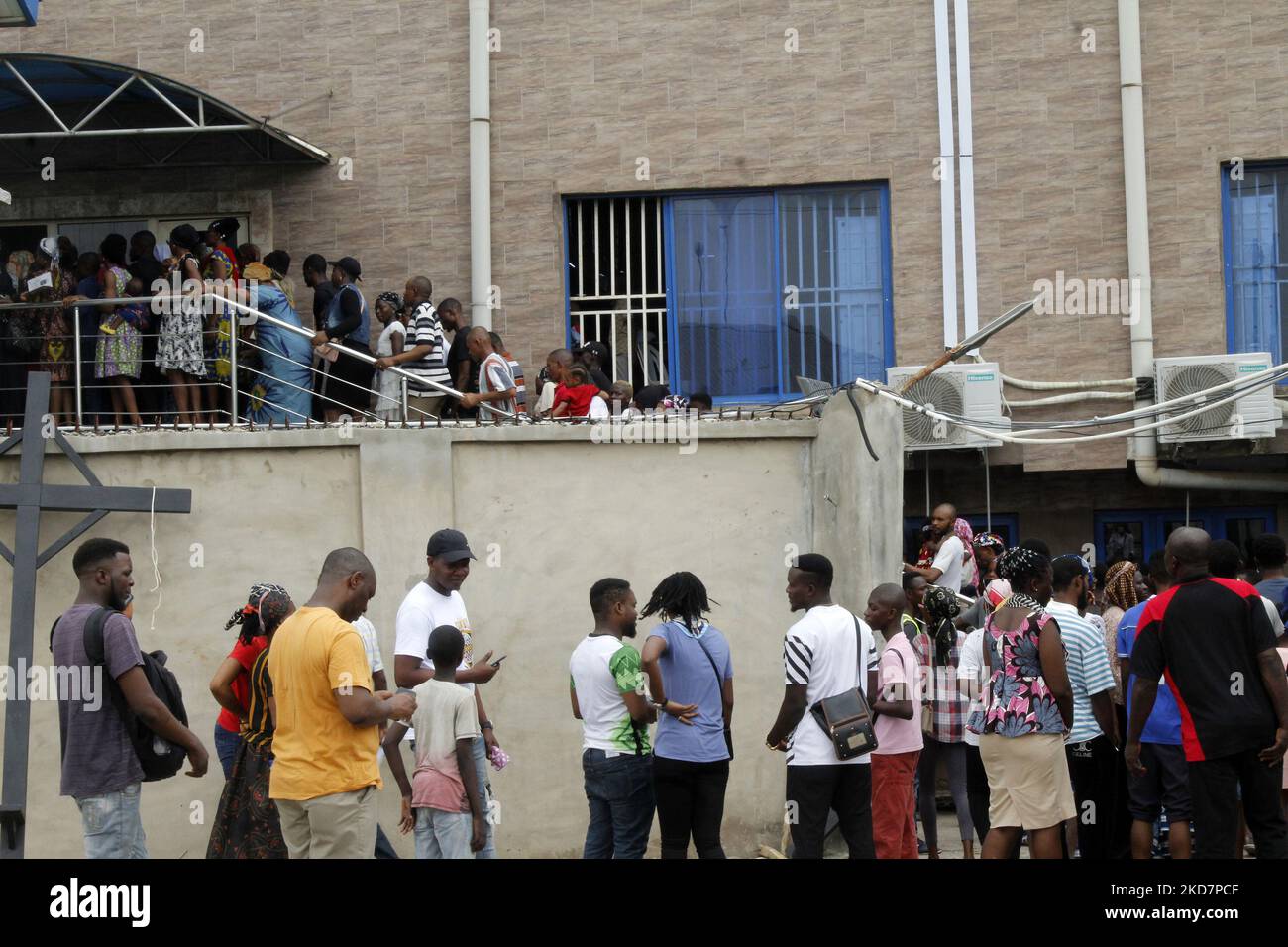 Mitglieder der katholischen Kirche „Unsere Liebe Frau vom heiligen Rosenkranz“ halten zum Karfreitag in Ogba, Ikeja, Lagos, Nigeria, am 15. April 2022. Karfreitag ist der Tag, an dem Christen des Leidens und der Kreuzigung Jesu Christi gedenken. Der Tag konzentriert sich auf die Leidenschaft und den Tod Jesu. Foto von Adekunle Ajayi (Foto von Adekunle Ajayi/NurPhoto) Stockfoto