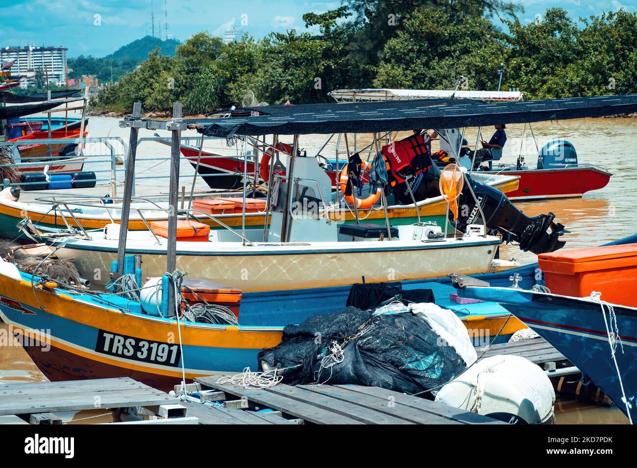 Terengganu, Malaysia - 26. Juni 2022 Fischerboote am Fluss in der Nähe von Pantai Batu Buruk. Stockfoto