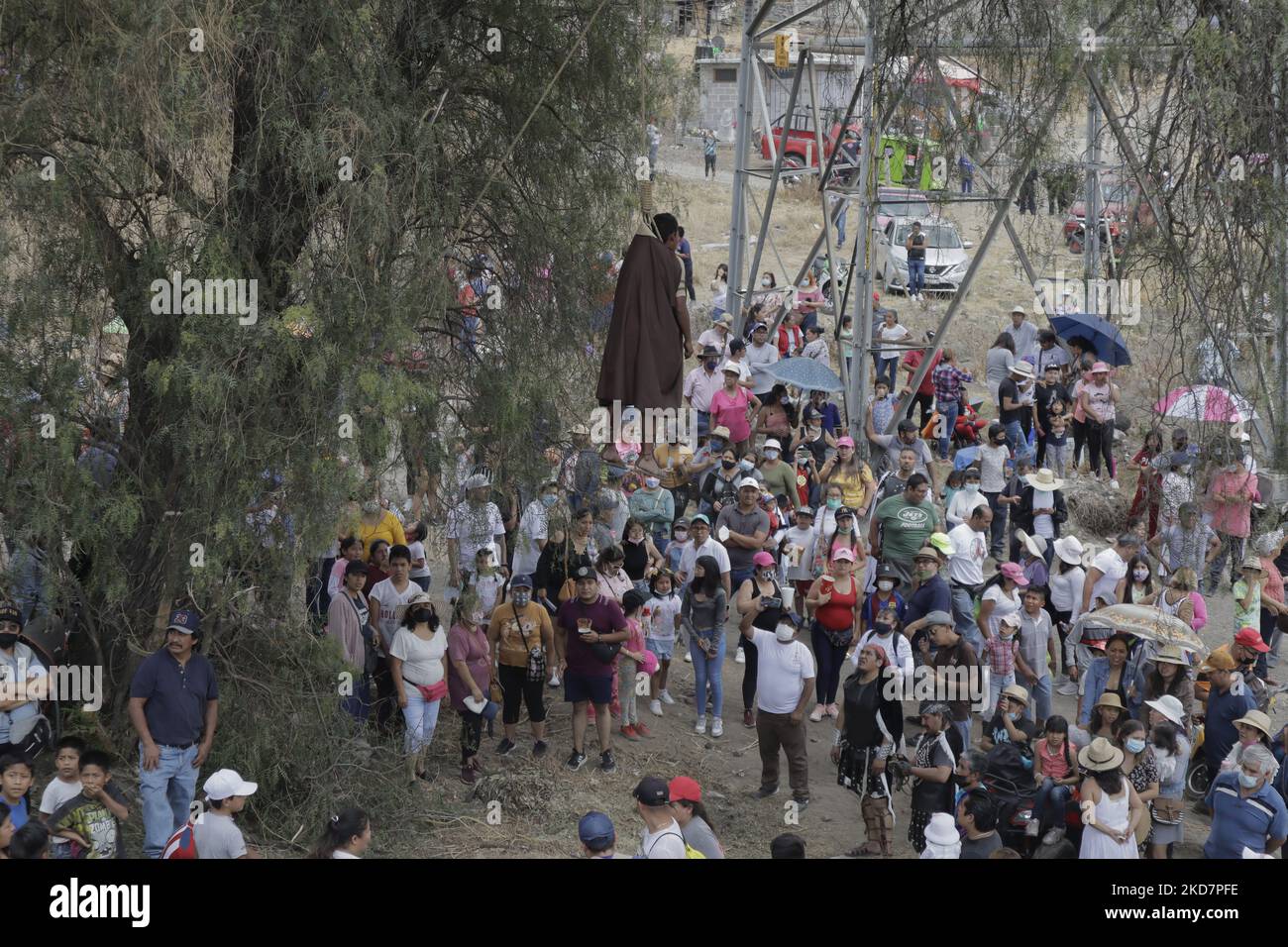 Ein junger Mann aus dem Stadtteil Santiago Zapotitlán in Tláhuac, Mexiko-Stadt, gekleidet als Judas Iskariot, der während der Karwoche in der Hauptstadt auf einem Hügel hing, als er das Leiden Christi darstellte. Nach christlicher Religion bezieht sich das Leiden Christi, auch Leiden Jesu genannt, auf die Qualen und Leiden, die Jesus von Nazareth durch sein Gebet im Garten Gethsemane (kurz bevor er gefangen genommen wurde) bis zu seinem Tod am Kreuz erlitten hat. (Foto von Gerardo Vieyra/NurPhoto) Stockfoto Ein junger Mann aus dem Stadtteil Santiago Zapotitlán in Tláhuac, Mexiko-Stadt, gekleidet als Judas Iskariot, der während der Karwoche in der Hauptstadt auf einem Hügel hing, als er das Leiden Christi darstellte. Nach christlicher Religion bezieht sich das Leiden Christi, auch Leiden Jesu genannt, auf die Qualen und Leiden, die Jesus von Nazareth durch sein Gebet im Garten Gethsemane (kurz bevor er gefangen genommen wurde) bis zu seinem Tod am Kreuz erlitten hat. (Foto von Gerardo Vieyra/NurPhoto) Stockfoto