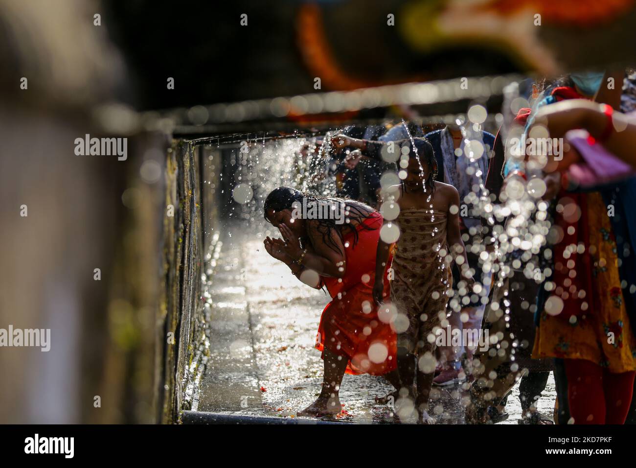 Nepalesische Anhänger nehmen während des Baisdhara-Mela-Vollmondfestivals in Kathmandu, Nepal, am 16. April 2022 heilige Bäder von 22 Steinausbrüchen ein. Tausende von Anhängern versammelten sich in 22 Wasserausbrüchen in Balaju zum heiligen Bad, um sie für ihre spirituelle Reinigung und im Glauben an viele Krankheitsbehandlungen zu reinigen. (Foto von Sunil Pradhan/NurPhoto) Stockfoto