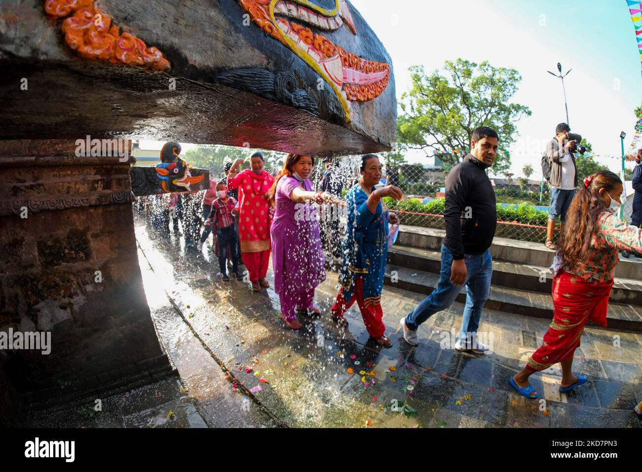 Nepalesische Anhänger nehmen während des Baisdhara-Mela-Vollmondfestivals in Kathmandu, Nepal, am 16. April 2022 heilige Bäder von 22 Steinausbrüchen ein. Tausende von Anhängern versammelten sich in 22 Wasserausbrüchen in Balaju zum heiligen Bad, um sie für ihre spirituelle Reinigung und im Glauben an viele Krankheitsbehandlungen zu reinigen. (Foto von Sunil Pradhan/NurPhoto) Stockfoto