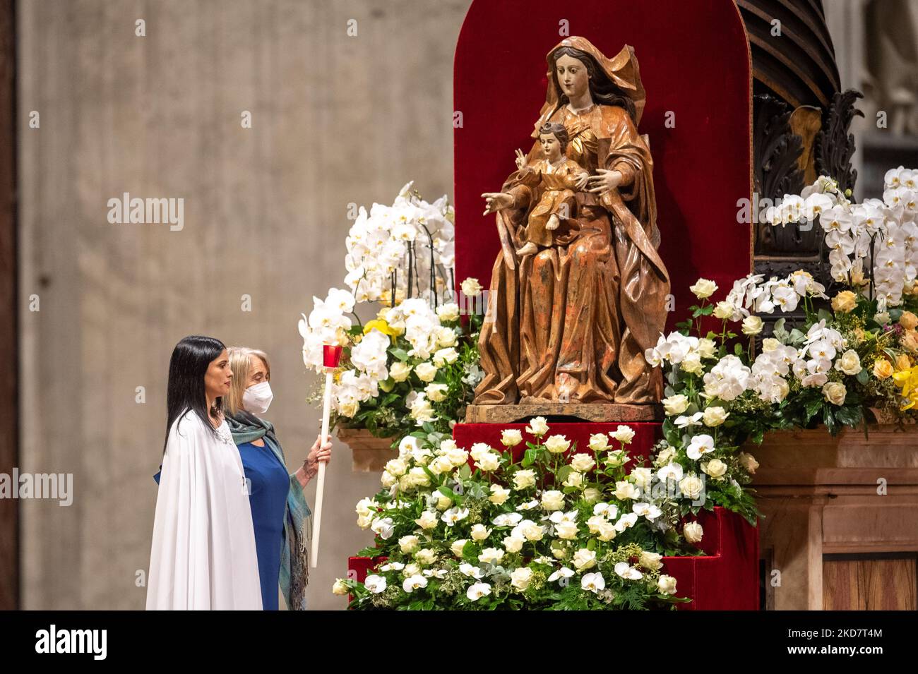 Die Osternacht in der Petersbasilika führt der Papst nicht den Vorsitz über die Heilige Messe der Nacht. Aber er fordert weiterhin die Welt auf, den Krieg zu beenden. Der Papst tauft in dieser Nacht die Menschen nach der Tradition. Petersdom, Vatikanstadt, Italien, 16. April 2022. (Foto von Riccardo Fabi/NurPhoto) Stockfoto