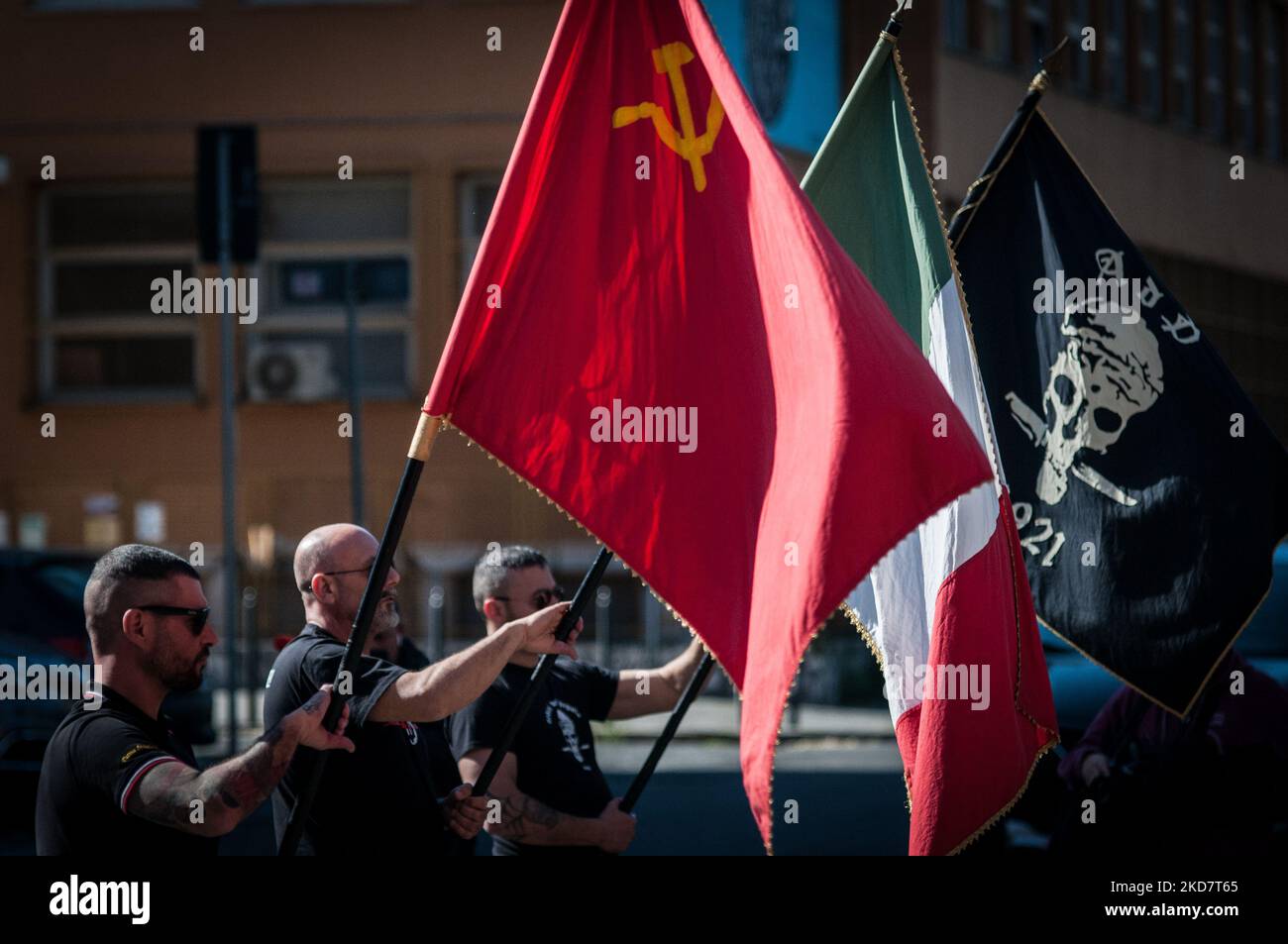 Wie jedes Jahr findet in Rom der gedenkmarsch zu Ehren der von Patria Socialista organisierten Partisanen statt, der in diesem Jahr den im Donbass verstorbenen Partisanen gewidmet ist. Als sie das römische Widerstandsdenkmal erreichten, legten die Militanten rote Nelken und ein Foto von Edy 'Bozambo' Ongaro, der in den letzten Wochen starb. (Foto von Andrea Ronchini/NurPhoto) Stockfoto