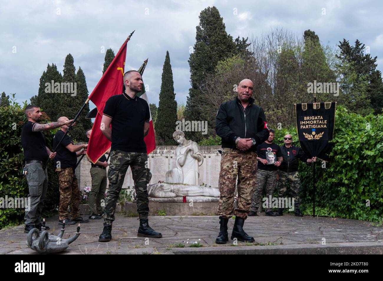 Wie jedes Jahr findet in Rom der gedenkmarsch zu Ehren der von Patria Socialista organisierten Partisanen statt, der in diesem Jahr den im Donbass verstorbenen Partisanen gewidmet ist. Als sie das römische Widerstandsdenkmal erreichten, legten die Militanten rote Nelken und ein Foto von Edy 'Bozambo' Ongaro, der in den letzten Wochen starb. (Foto von Andrea Ronchini/NurPhoto) Stockfoto