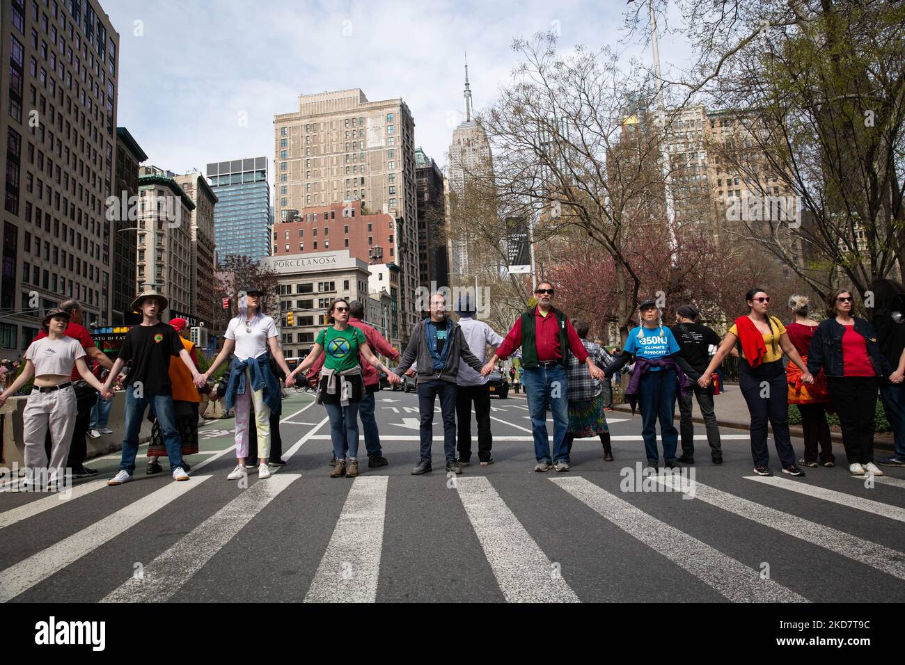 Dreizehn Aktivisten des Extinction Rebellion wurden verhaftet, nachdem sie am 16. April 2022 den Verkehr im Madison Square Park in New York behindert hatten. Dies kommt, da Klimawissenschaftler eine letzte Warnung herausgegeben haben, um die Emissionen fossiler Brennstoffe drastisch zu reduzieren, bevor wir mit dem Massensterben konfrontiert sind. Die Brigade der Roten Rebellen war auch für die Performance-Kunst anwesend. (Foto: Karla Ann Cote/NurPhoto) Stockfoto