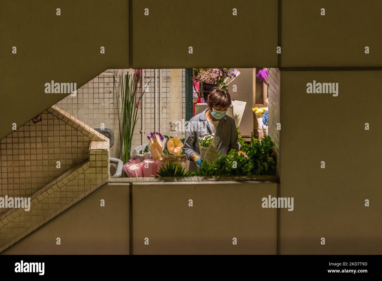 , Arrangiert Ein Blumenhändler ihre Blumen am 16. April 2022 auf der Treppe eines öffentlichen Marktes in Mongkok. (Foto von Marc Fernandes/NurPhoto) Stockfoto