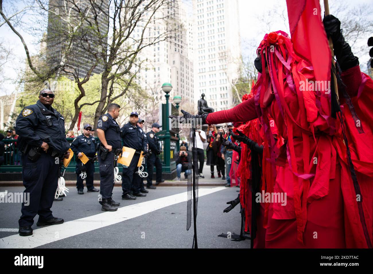 Dreizehn Aktivisten des Extinction Rebellion wurden verhaftet, nachdem sie am 16. April 2022 den Verkehr im Madison Square Park in New York behindert hatten. Dies kommt, da Klimawissenschaftler eine letzte Warnung herausgegeben haben, um die Emissionen fossiler Brennstoffe drastisch zu reduzieren, bevor wir mit dem Massensterben konfrontiert sind. Die Brigade der Roten Rebellen war auch für die Performance-Kunst anwesend. (Foto: Karla Ann Cote/NurPhoto) Stockfoto