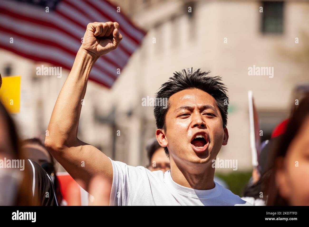 Ein Demonstrator ruft während eines multiethnischen marsches zum ersten Jahrestag der Regierung der Nationalen Einheit nachdrücklich zu Demokratie und ziviler Herrschaft in Myanmar auf. (Foto von Allison Bailey/NurPhoto) Stockfoto