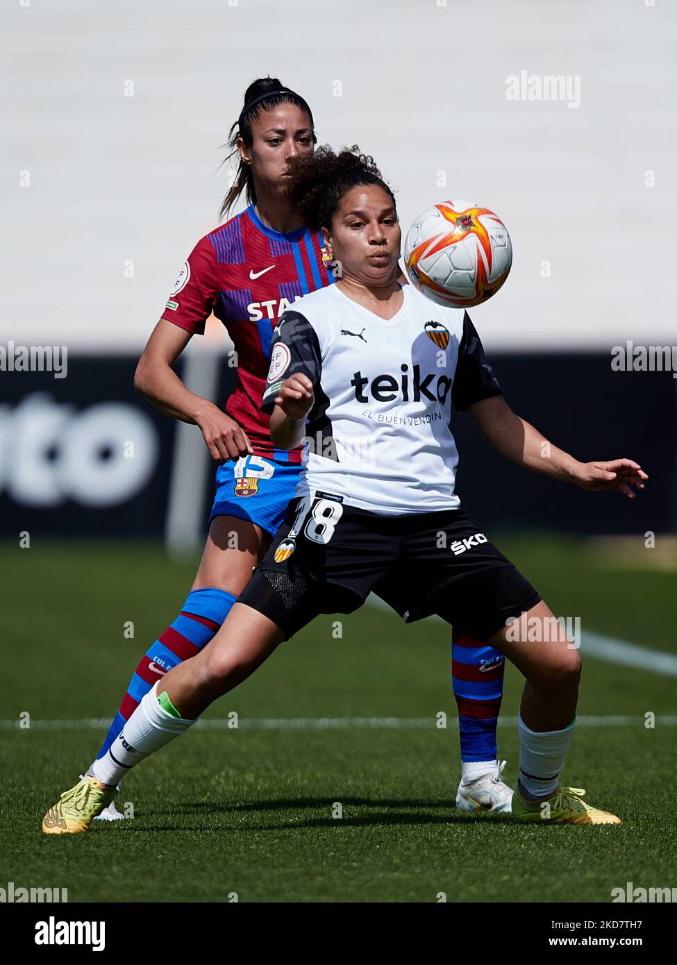 Oriana Altuve (R) von Valencia CF kämpft beim Primera Iberdrola-Spiel zwischen Valencia CF und FC Barcelona am 16. April 2022 im Stadion Antonio Puchades in Paterna, Spanien, um den Ball mit Leila Ouahabi vom FC Barcelona. (Foto von David Aliaga/NurPhoto) Stockfoto