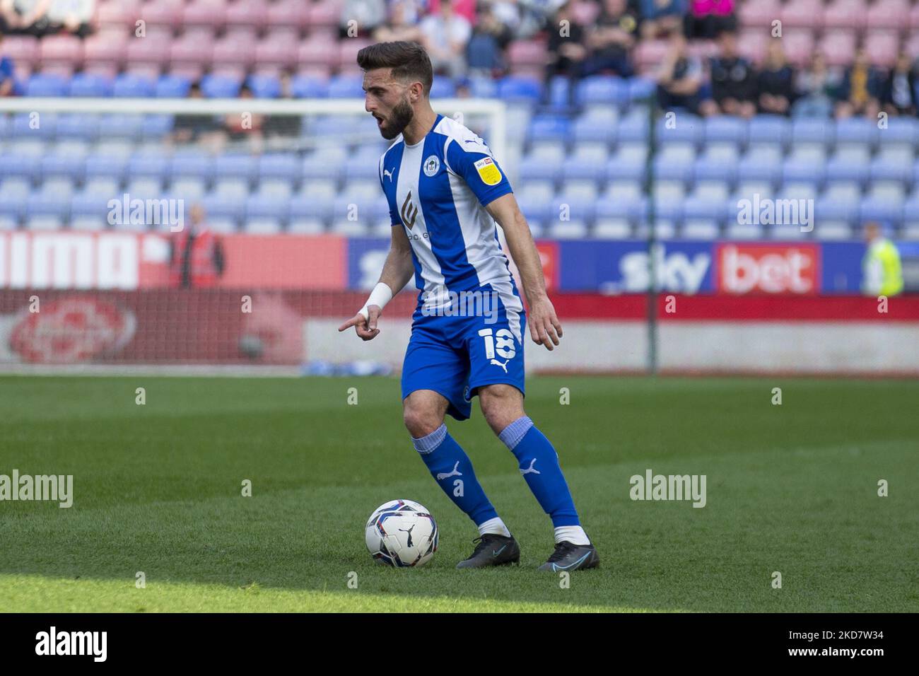 Mittelfeldspieler Graeme Shinnie (18) von Wigan Athletic während des Spiels der Sky Bet League 1 zwischen Wigan Athletic und Cambridge United am Samstag, dem 16.. April 2022 im DW Stadium in Wigan. (Foto von Mike Morese/MI News/NurPhoto) Stockfoto