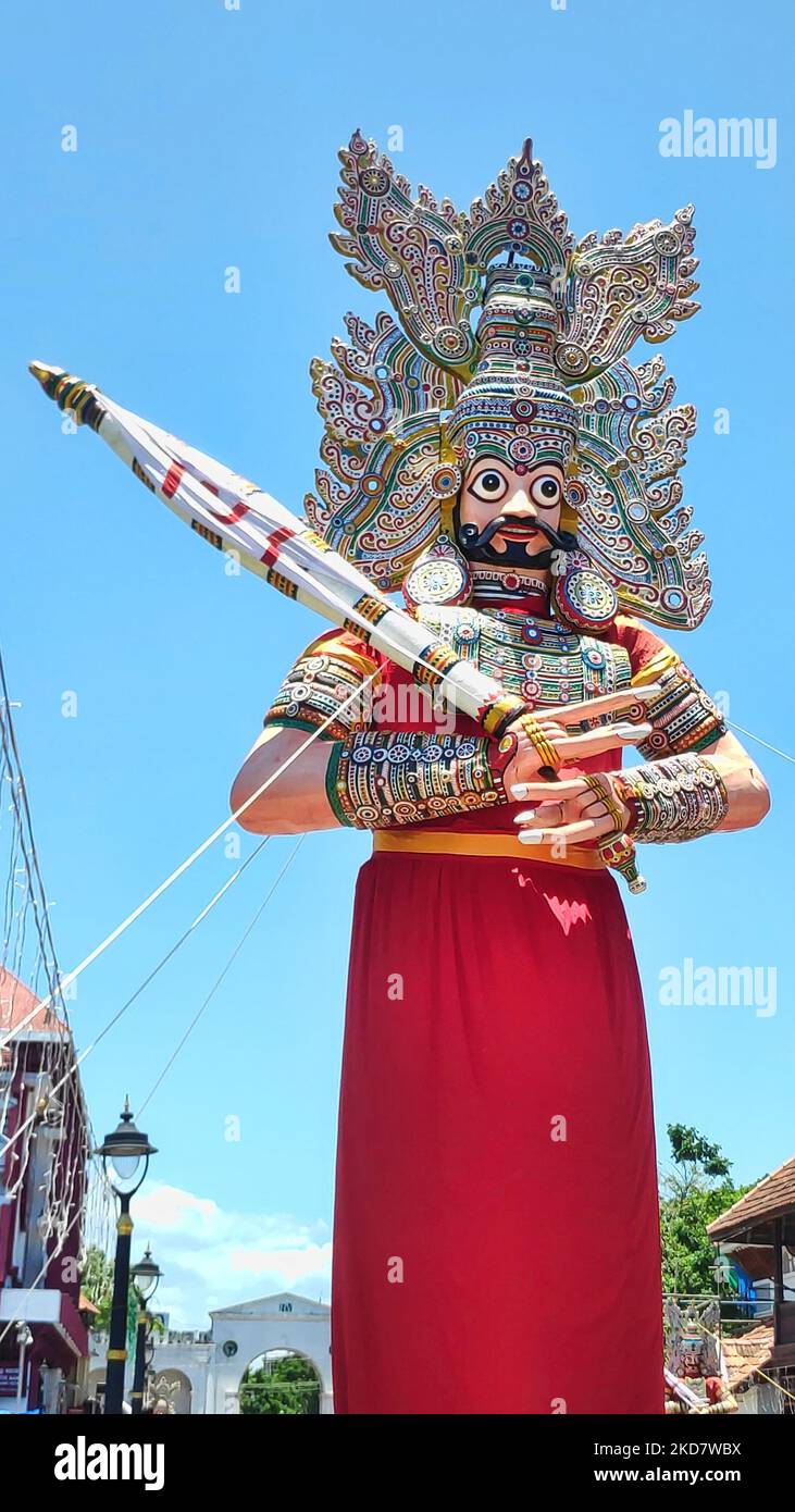 Riesige Idole der Pandavas, die am östlichen Eingang des historischen Sree Padmanabhaswamy-Tempels während des Panguni Utsavam (Painkuni Utsavam)-Festivals in Thiruvananthapuram (Trivandrum), Kerala, Indien, am 15. April 2022 errichtet wurden. Der über 260 Jahre alte Tempel wurde kürzlich ins Rampenlicht gerückt, nachdem Goldmünzen und Edelsteine im Wert von 500 Milliarden Rupien (11,2 Milliarden US-Dollar) in seinen Gewölben gefunden wurden. Die großen Idole der Pandavas sind aus Holz und Fiberglas gefertigt und repräsentieren Yudhisthira, Bhima, Arjuna, Nakula und Sahadeva. Sie sind mit verschlungenen Gesichtern mit gewölbtem Auge verziert Stockfoto