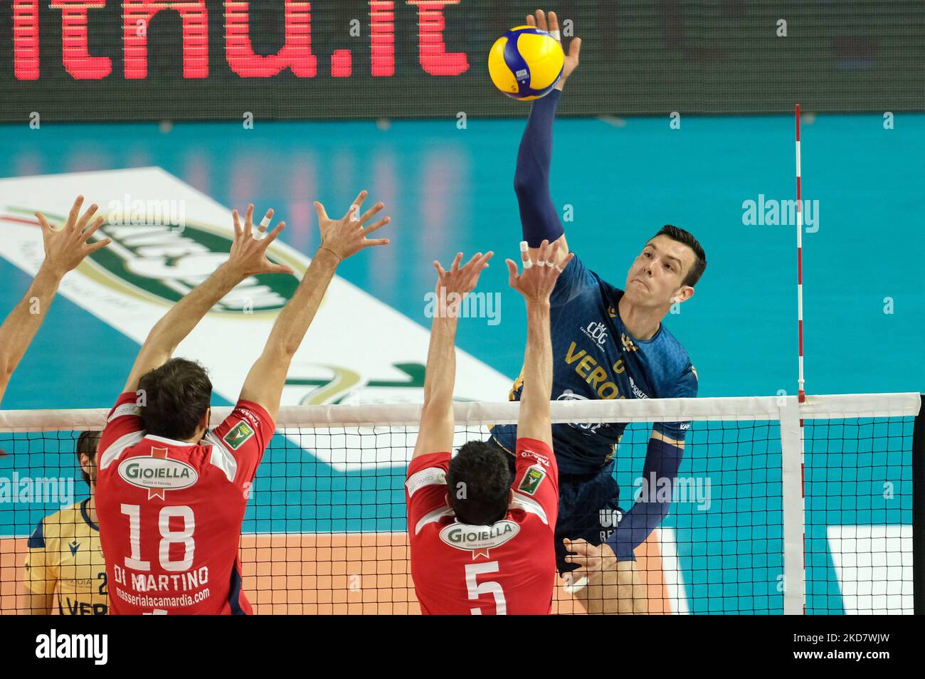 Angriff von Asparuh Asparuhov - Verona Volley während des Volleyball Italienische Serie A Männer Superliga-Meisterschaft Playoff 5. Platz - Verona Volley gegen Gioiella Prisma Taranto am 17. April 2022 auf dem AGSM Forum in Verona, Italien (Foto von Roberto Tommasini/LiveMedia/NurPhoto) Stockfoto