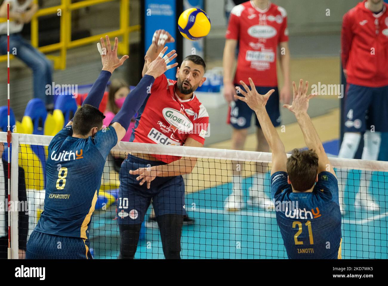 Spitze von Giulio Sabbi - Prisma Volley Taranto während des Volleyball Italienische Serie A Männer Superliga-Meisterschaft Playoff 5. Platz - Verona Volley gegen Gioiella Prisma Taranto am 17. April 2022 auf dem AGSM Forum in Verona, Italien (Foto von Roberto Tommasini/LiveMedia/NurPhoto) Stockfoto