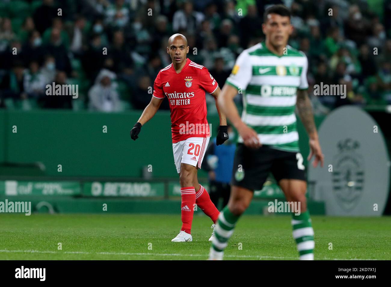 Joao Mario von SL Benfica schaut am 17. April 2022 beim Fußballspiel der Portugiesischen Liga zwischen Sporting CP und SL Benfica im Jose Alvalade-Stadion in Lissabon, Portugal, vorbei. (Foto von Pedro FiÃºza/NurPhoto) Stockfoto