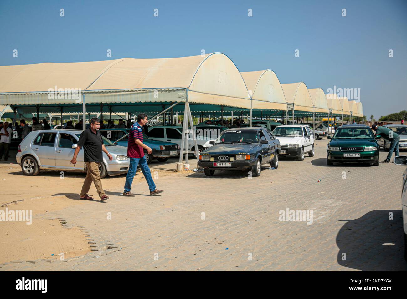Gaza. Palästina, Bürger von Gaza durchstreifen den alten Automarkt in Gaza Stockfoto