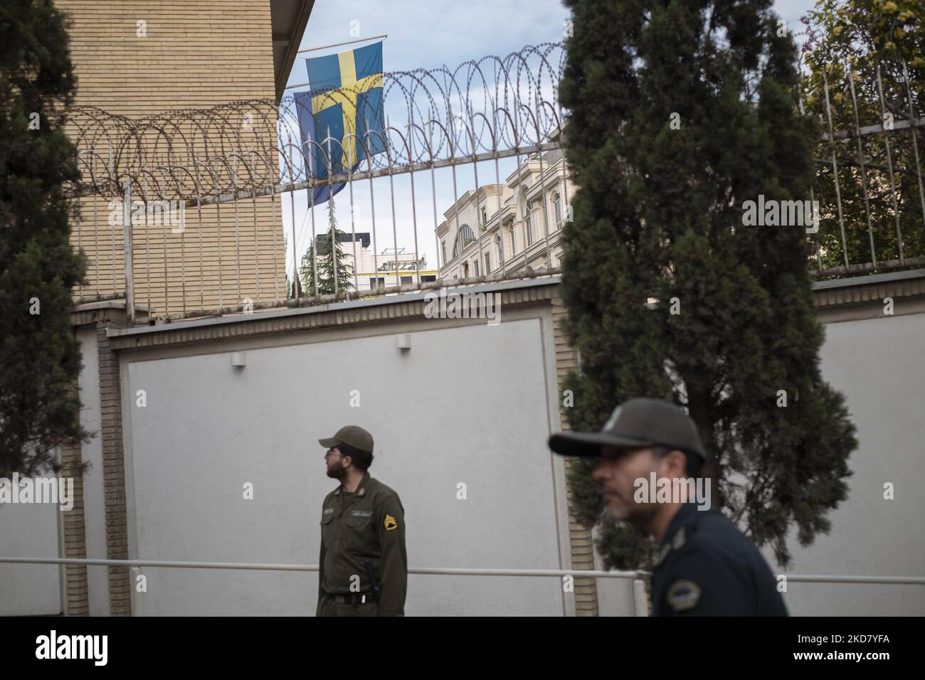 Zwei iranische Polizisten stehen vor der schwedischen Botschaft im Norden von Teheran während einer Protestveranstaltung zur Verurteilung des Koranbrennens in Schweden am 18. April 2022. (Foto von Morteza Nikoubazl/NurPhoto) Stockfoto