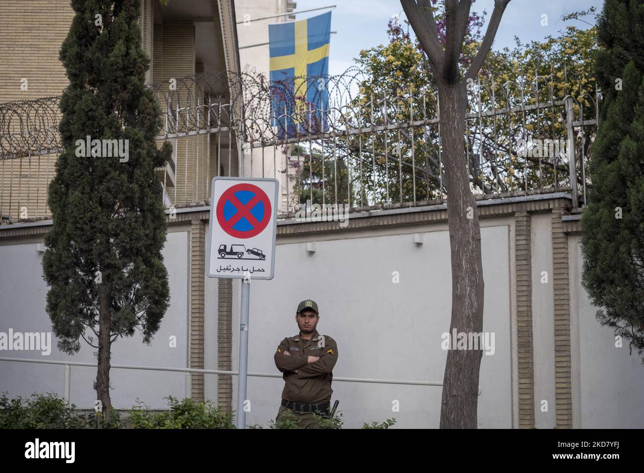 Ein iranischer Polizist steht am 18. April 2022 vor der schwedischen Botschaft im Norden von Teheran als Wache, während einer Protestveranstaltung zur Verurteilung des Koranbrennens in Schweden. (Foto von Morteza Nikoubazl/NurPhoto) Stockfoto