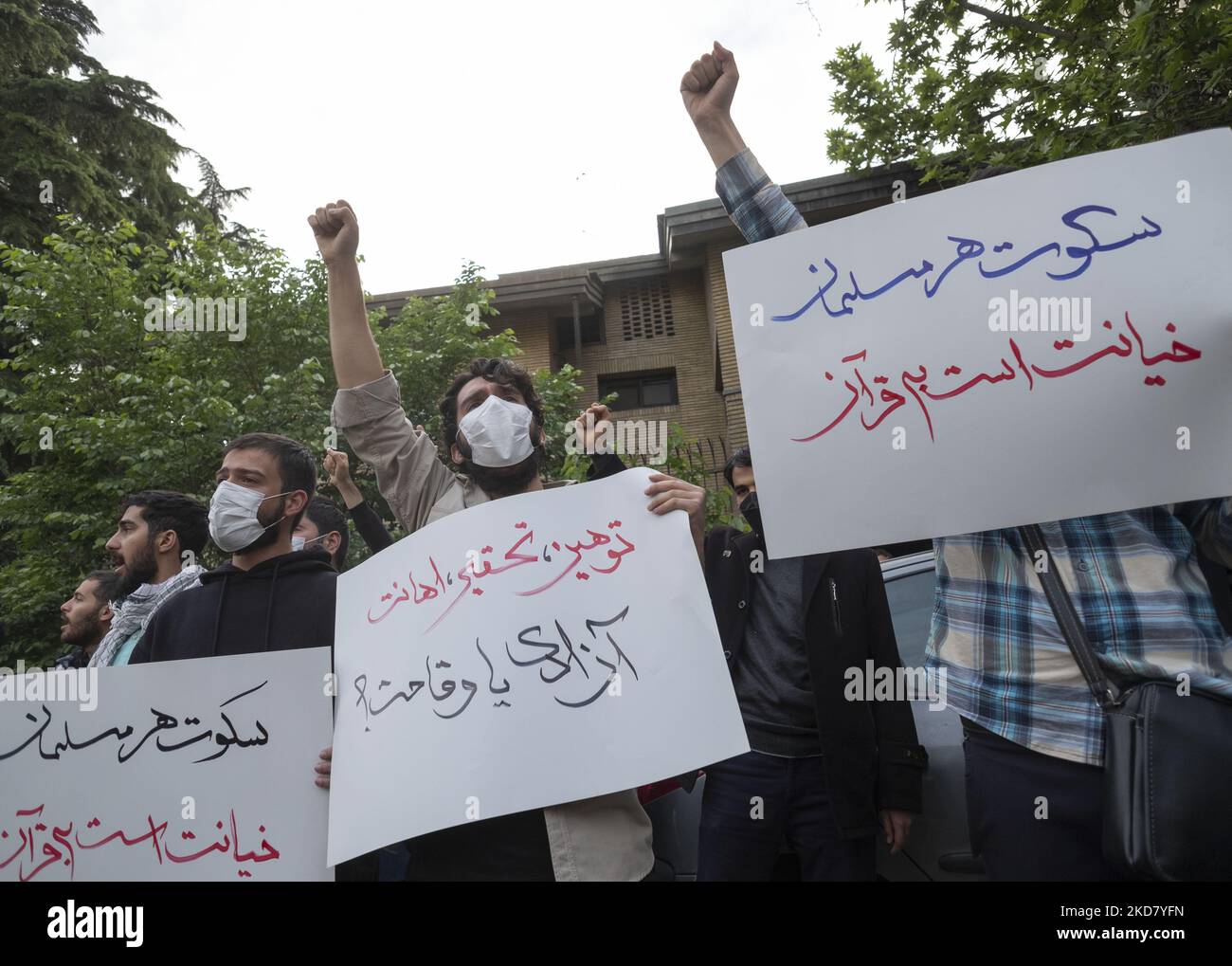 Eine Gruppe iranischer Männer ruft Slogans, um die Koranverbrennung in Schweden zu verurteilen, während sie Plakate während einer Protestveranstaltung vor der schwedischen Botschaft im Norden Teherans am 18. April 2022 hielt. (Foto von Morteza Nikoubazl/NurPhoto) Stockfoto