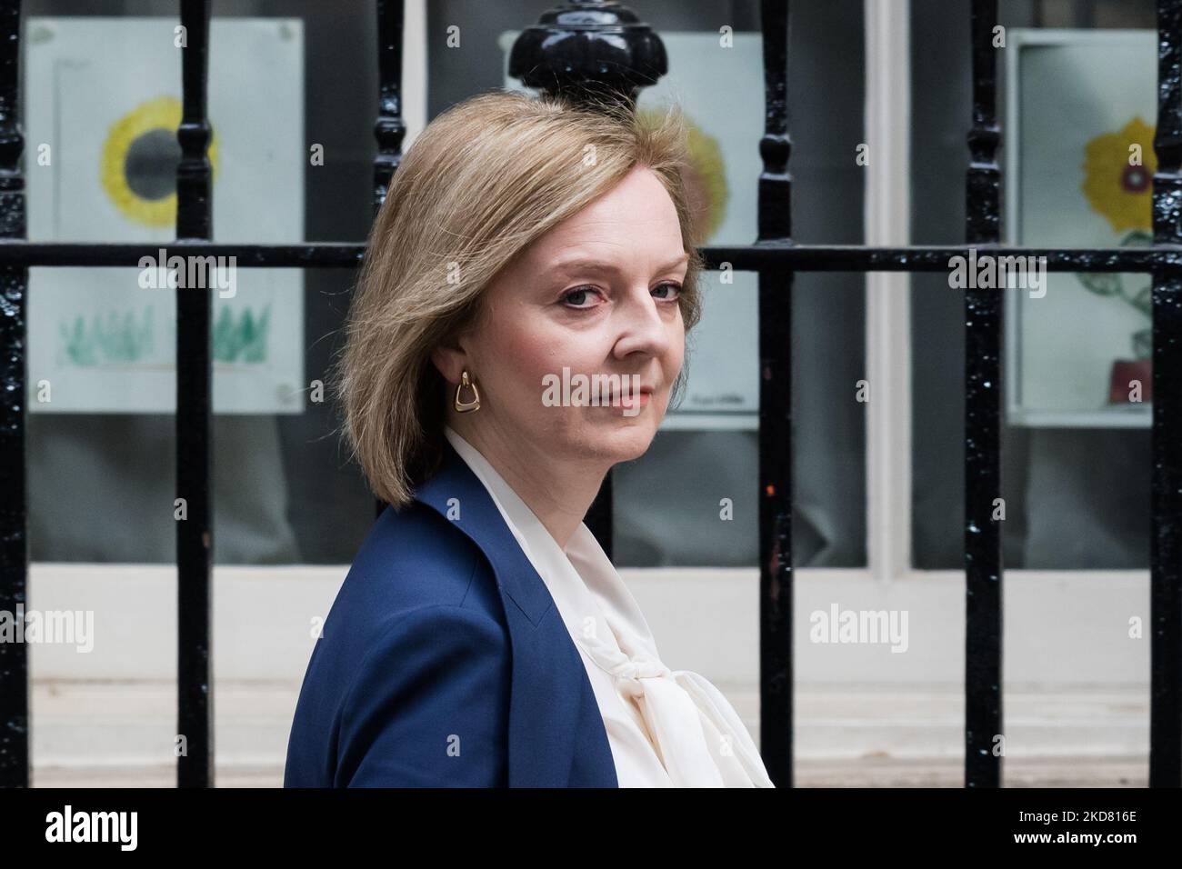 LONDON, VEREINIGTES KÖNIGREICH - 19. APRIL 2022: Ministerin für auswärtige Angelegenheiten, Commonwealth- und Entwicklungsfragen, Ministerin für Frauen und Qualitäten Liz Truss kommt in der Downing Street an, um am 19. April 2022 in London, England, an der wöchentlichen Kabinettssitzung teilzunehmen. Heute ist Boris Johnsons 1000.-tägiger Amtstag als britischer Premierminister. (Foto von Wiktor Szymanowicz/NurPhoto) Stockfoto