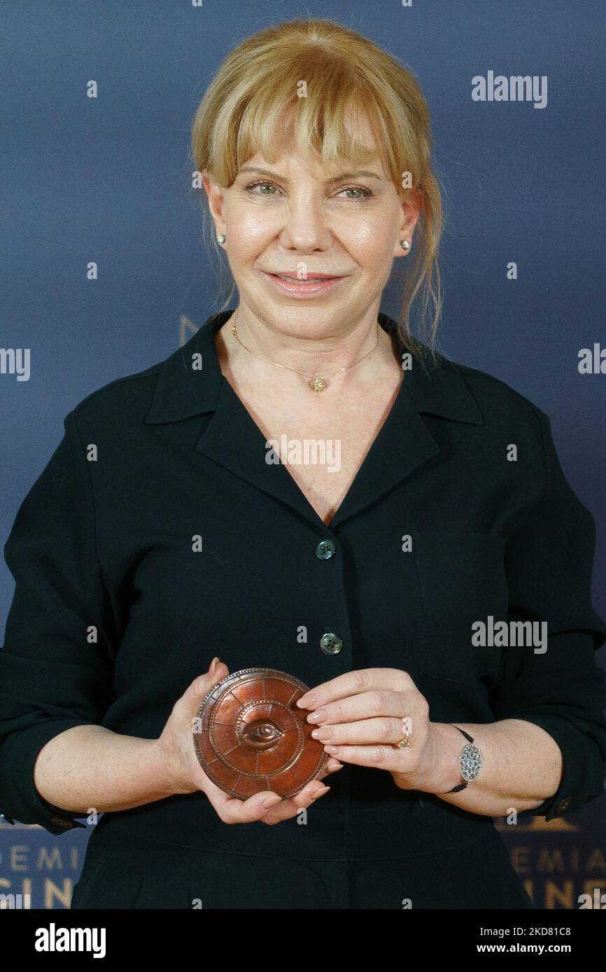 Die Schauspielerin Cecilia Roth (L) und der Schauspieler Jorge Perugorría (R) haben am 19. April 2022 in Madrid, Spanien, die Goldenen Medaillen der Spanischen Filmakademie erhalten. (Foto von Oscar Gonzalez/NurPhoto) Stockfoto