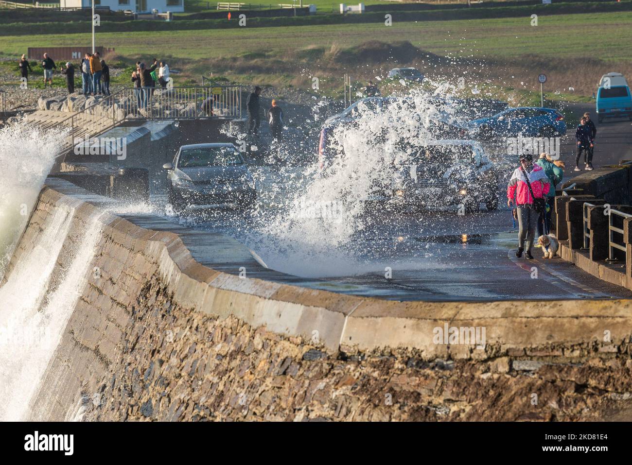 Garrettstown, West Cork, Irland. 5.. November 2022. Riesige Wellen haben heute Nachmittag die Meeresmauer in Garrettstown, West Cork, durchbrochen. Starke Winde, kombiniert mit einer Frühlingsgezeit, verursachten die massiven Wellen. Quelle: AG News/Alamy Live News Stockfoto