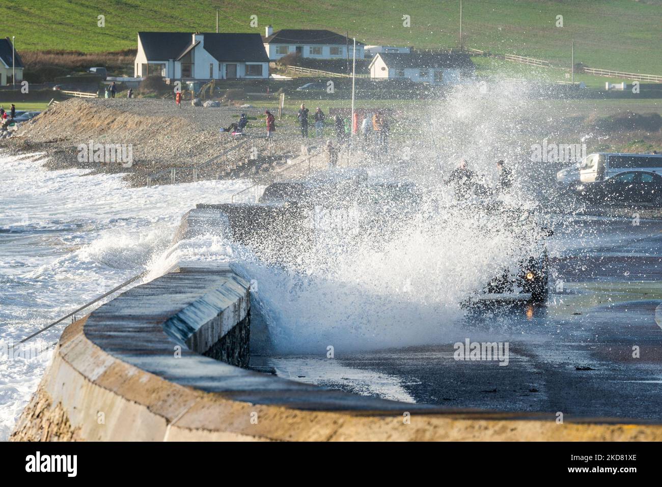 Garrettstown, West Cork, Irland. 5.. November 2022. Riesige Wellen haben heute Nachmittag die Meeresmauer in Garrettstown, West Cork, durchbrochen. Starke Winde, kombiniert mit einer Frühlingsgezeit, verursachten die massiven Wellen. Quelle: AG News/Alamy Live News Stockfoto